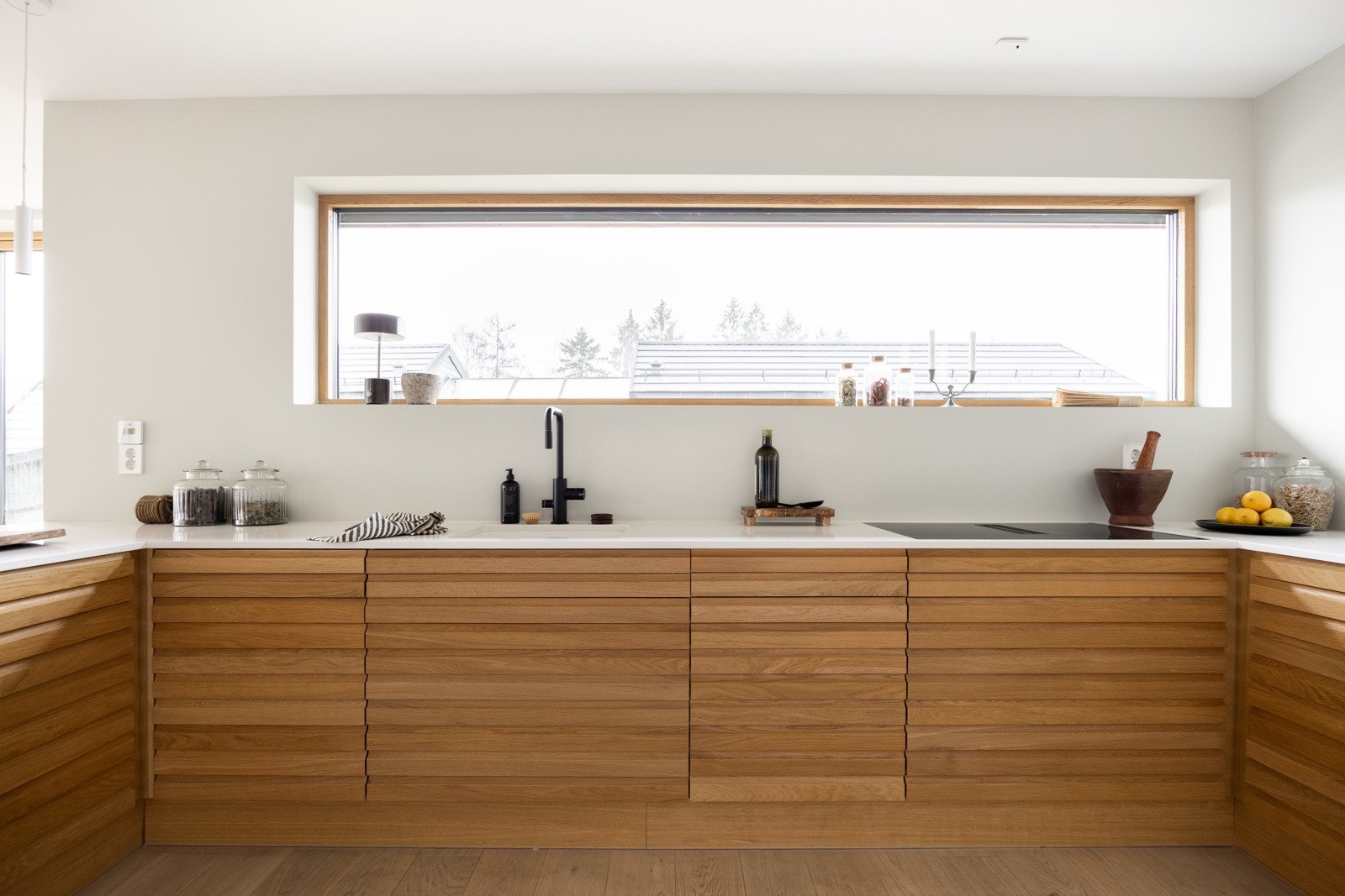 Inkludert stekeovn, mikrobølgeovn, oppvaskmaskin, induksjonstopp med integrert ventilator, samt kjøl- og fryseskap. Galleribilde