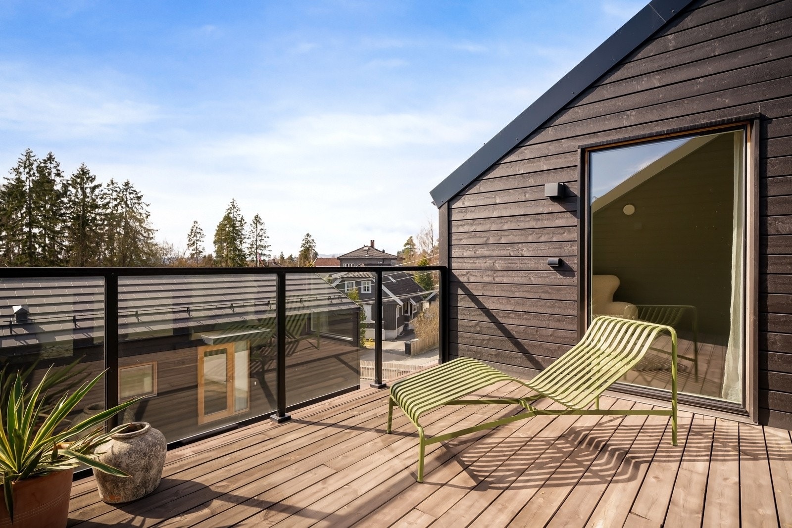 Direkte adkomst til takterrassen, delvis skjermet med vegger på hver side. Galleribilde
