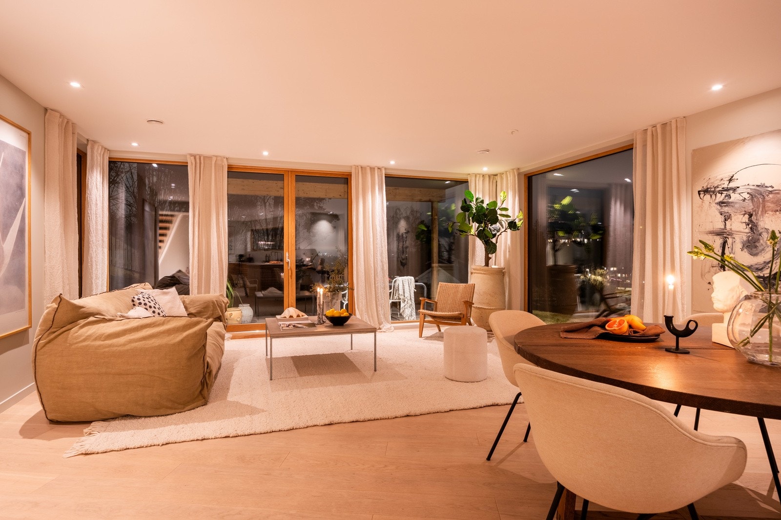 Store vindusflater i flere himmelretninger slipper inn rikelig med dagslys, som sørger for en god atmosfære. Galleribilde