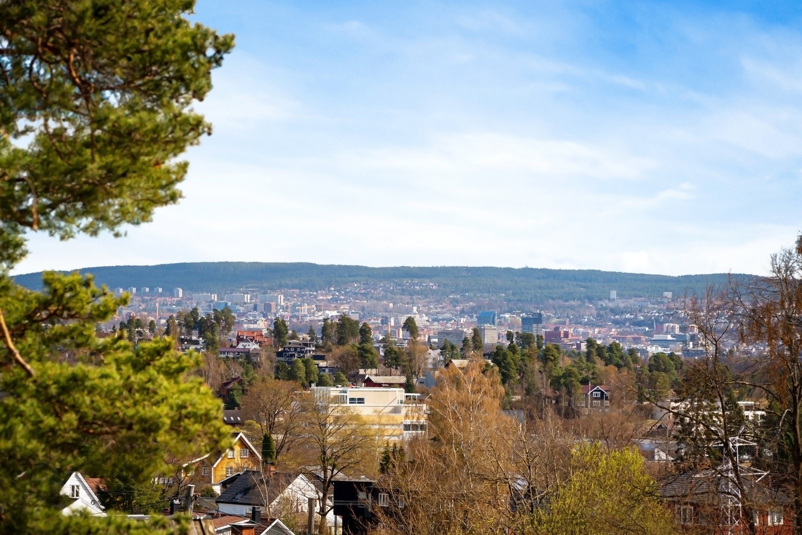 Boligen ligger på en høyde i terrenget og har fin utsikt over nærområdet Galleribilde