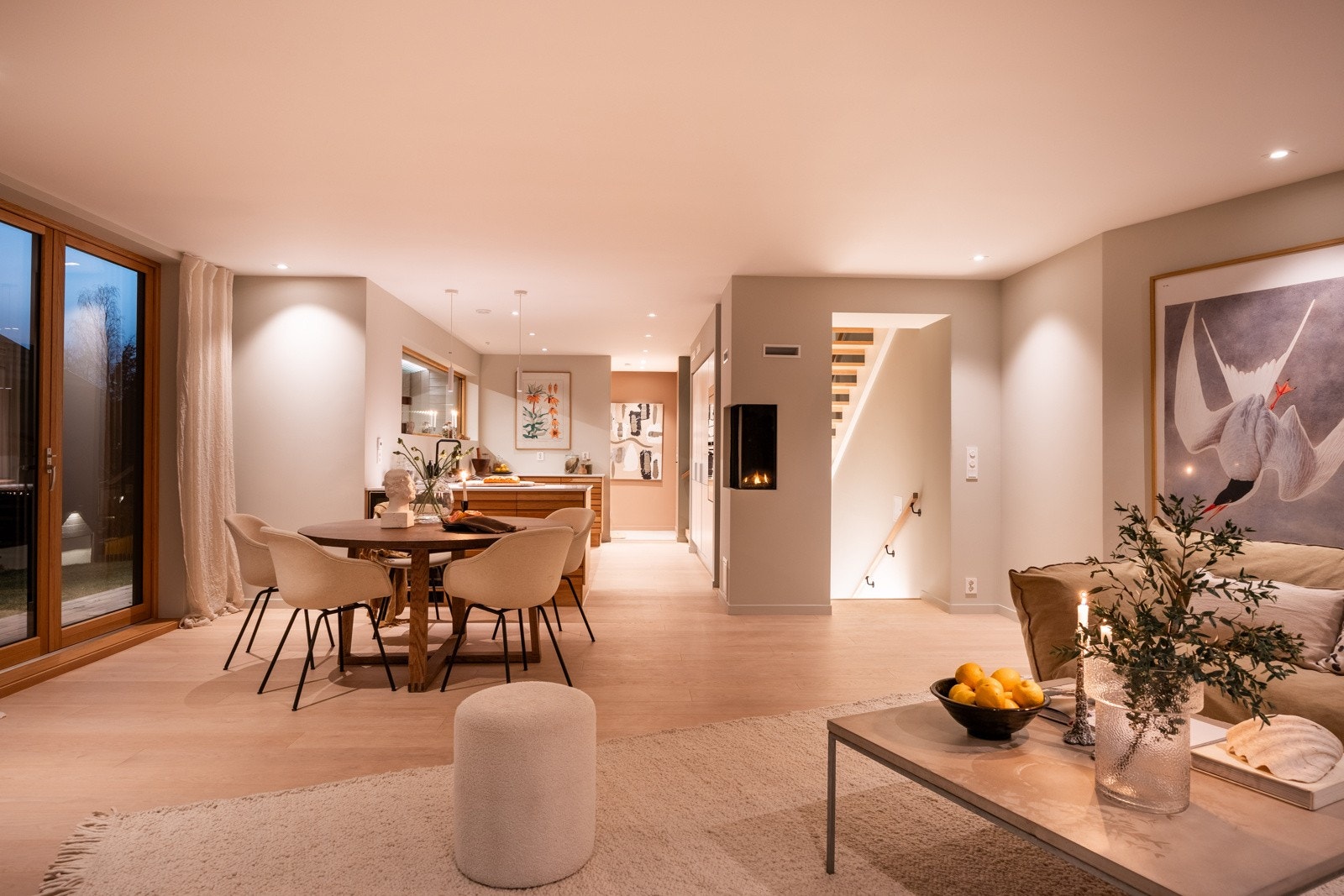 På gulv er det lagt flott 1-stavs eikeparkett av typen Tilje Hvaler Classic. Galleribilde