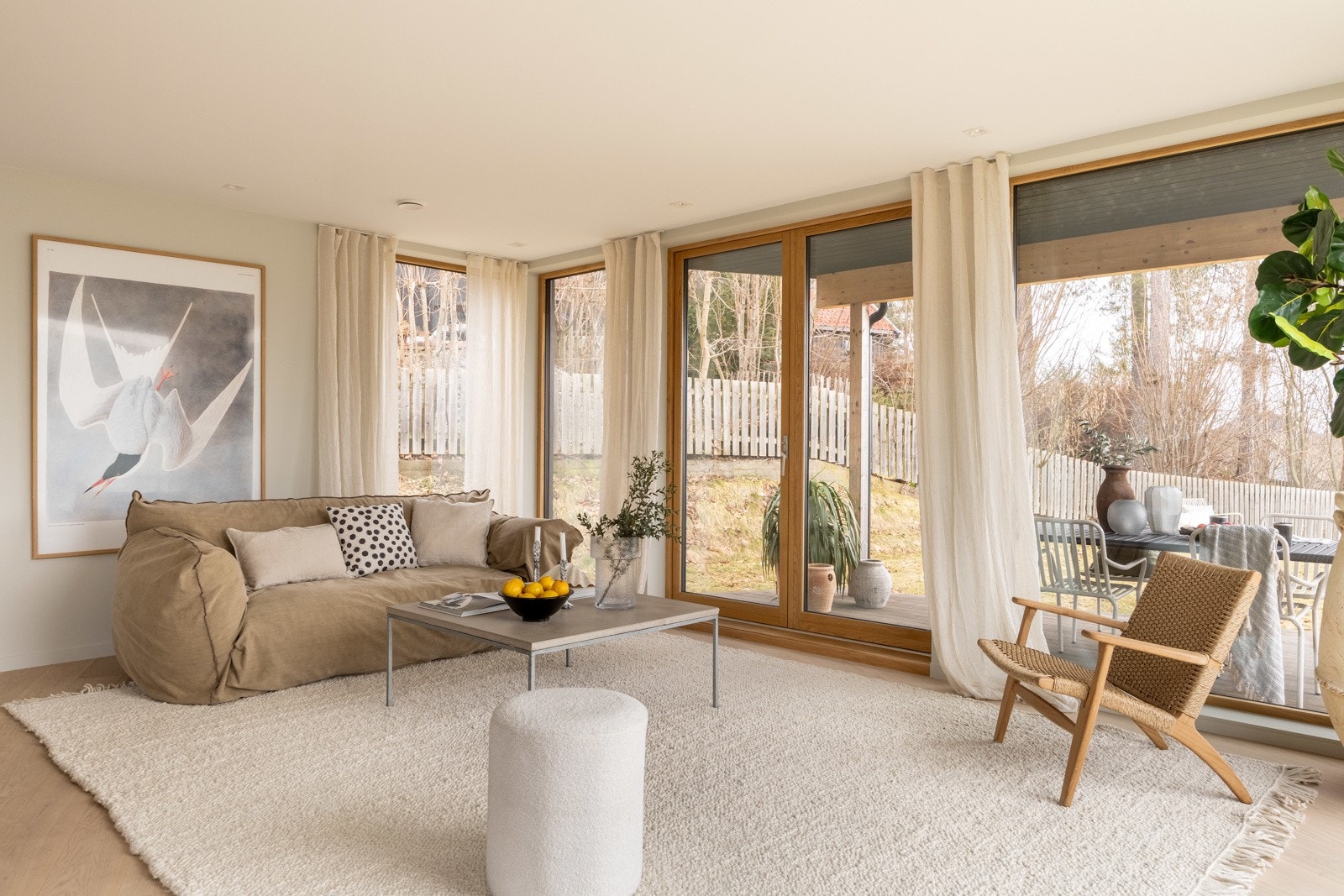 Stue og kjøkken ligger i en velfungerende åpen løsning og gir stor frihet mtp. møblering. Galleribilde