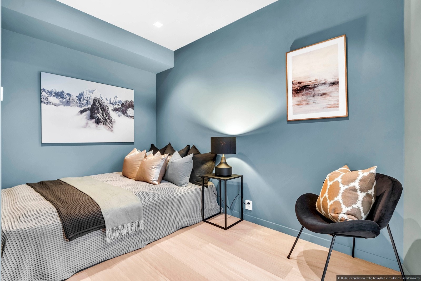 Soverommet er romslig og har god plass til dobbeltseng. Galleribilde