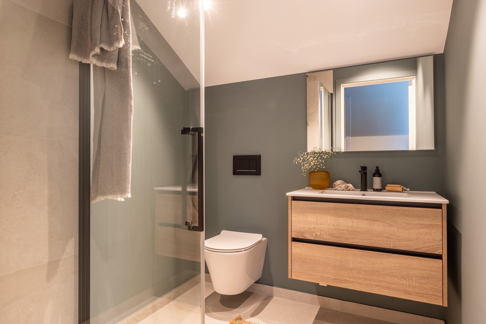 Veggene er malt i helhetlig fargepalett (se salgsoppgave for nærmere beskrivelser av hvert bad). Galleribilde