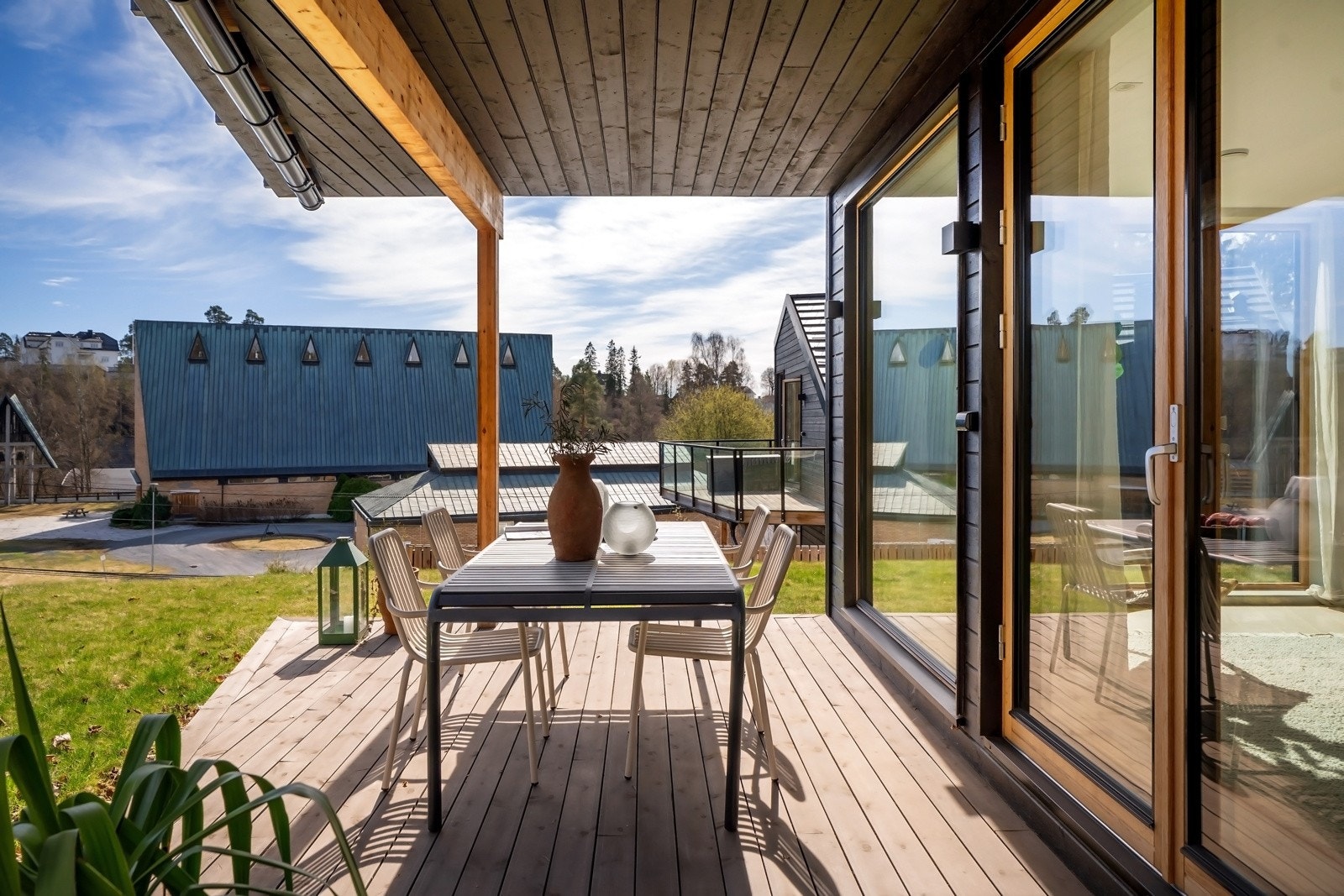 En fin forlengelse av oppholdsrommet i sommerhalvåret. Galleribilde