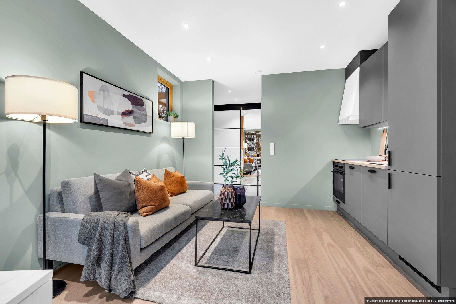 Hybelen har en velutnyttet planløsning bestående av stue og kjøkken i åpen løsning, soverom og bad. Galleribilde