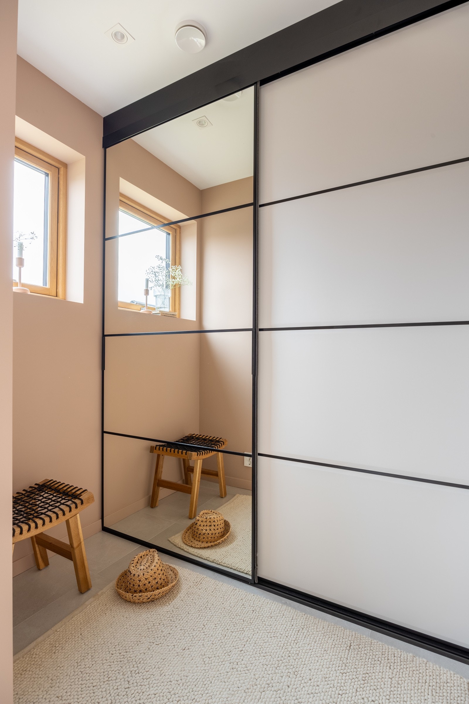 Med oppbevaringsplass i romslig skyvedørsgarderobe. Galleribilde