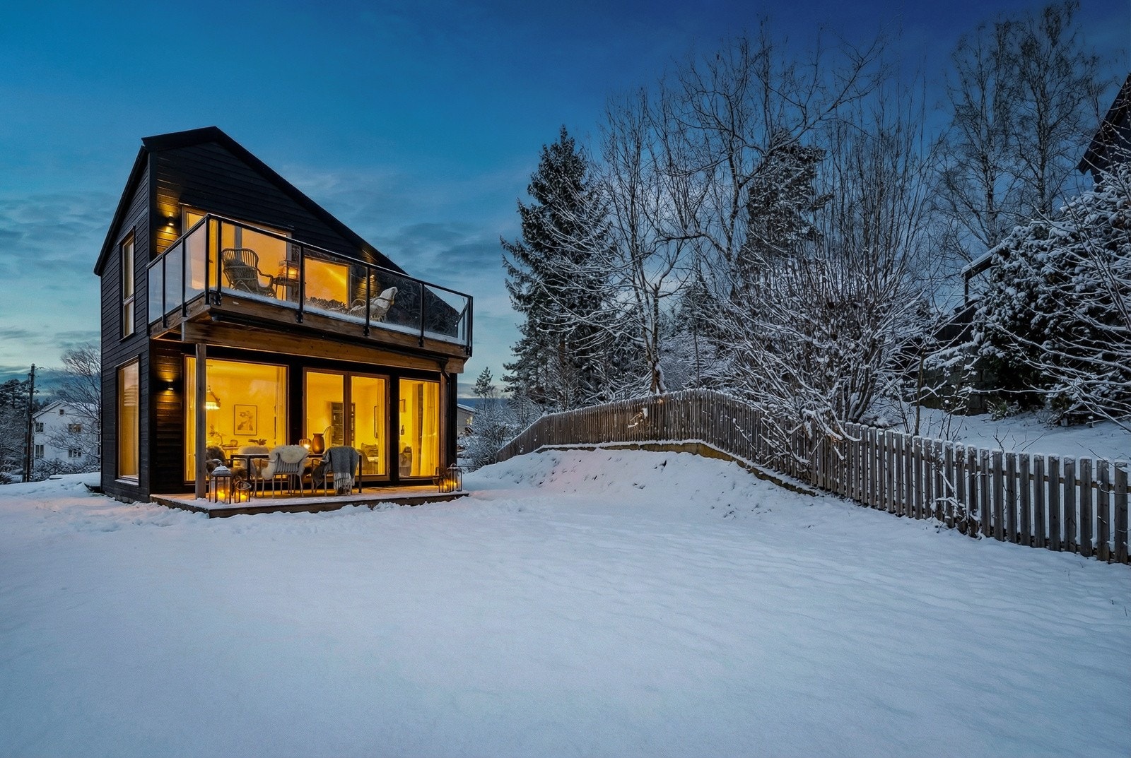 Tomten på 823 kvm gir ekstra boltreplass og er et fint oppholdssted på dag- og kveldstid. Galleribilde