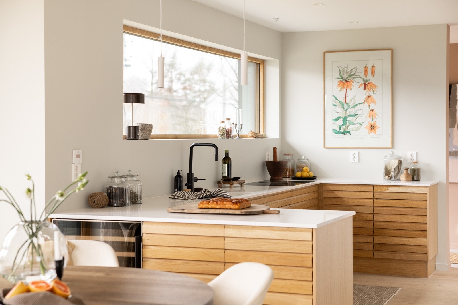 Lekkert JKE kjøkken med god skap og benkplass. Galleribilde