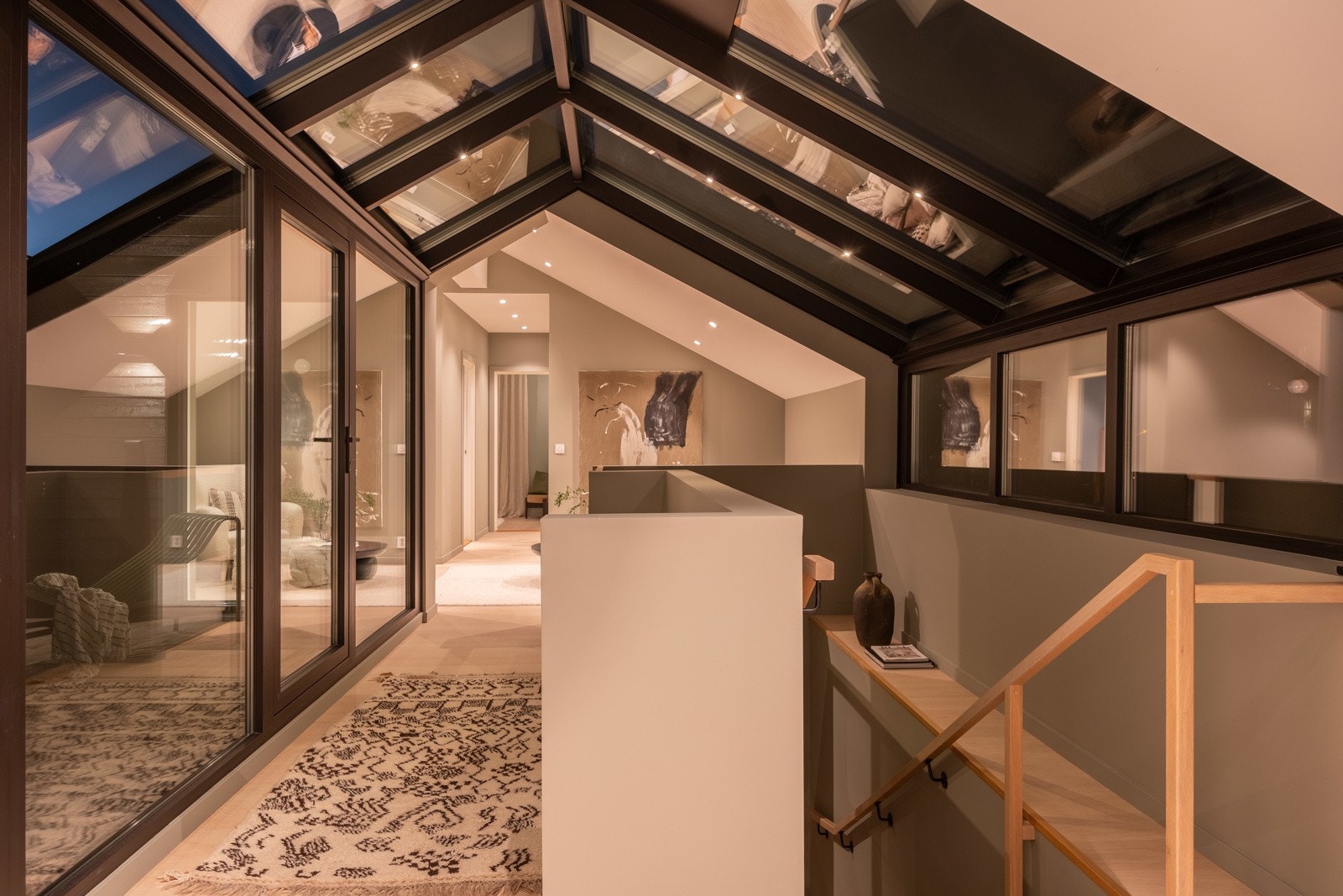 Store vindusflater og gjennomtenkt belysning er karakteristisk for utbyggeren. Galleribilde