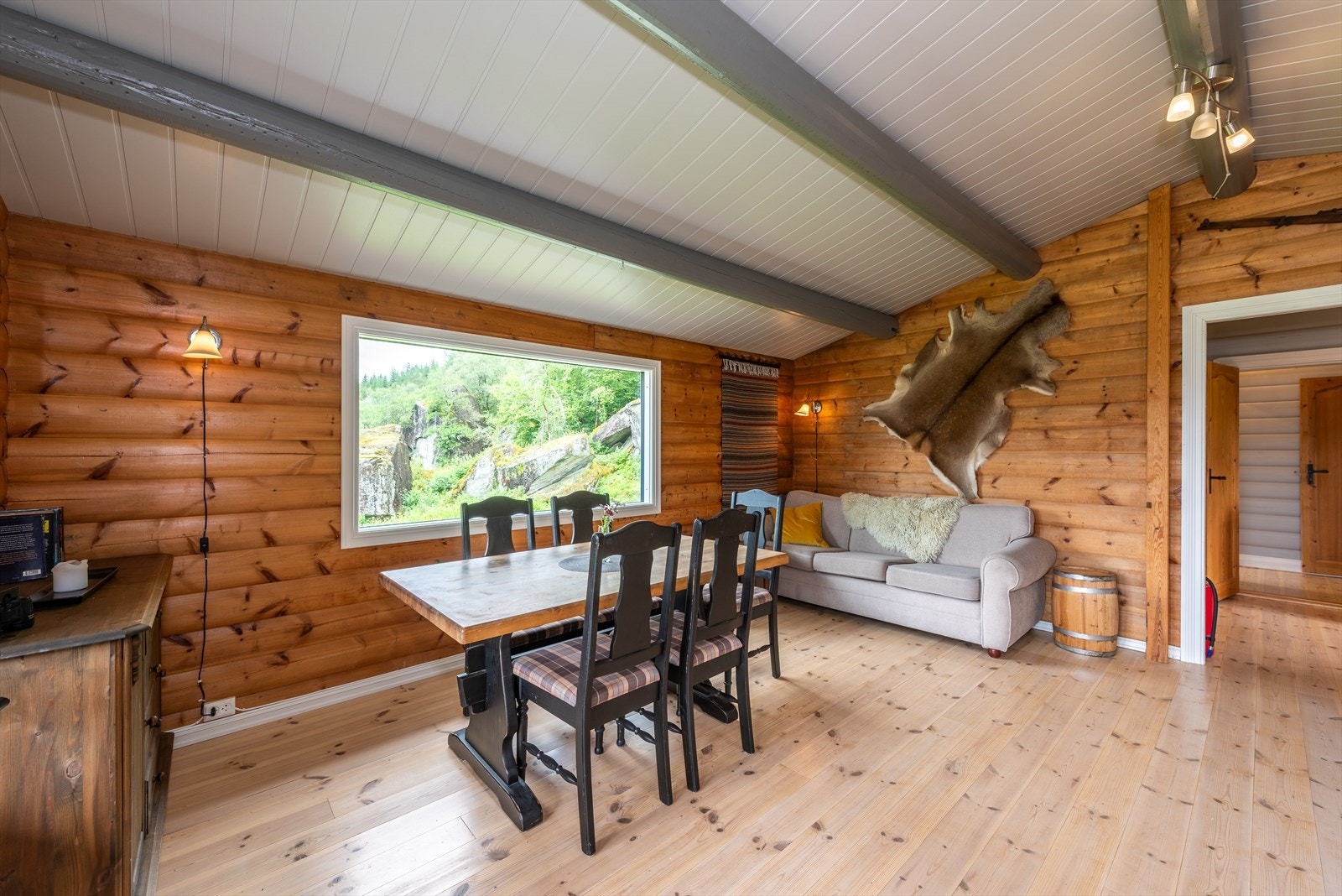 Spisestue med direkte utsikt til naturen. Galleribilde