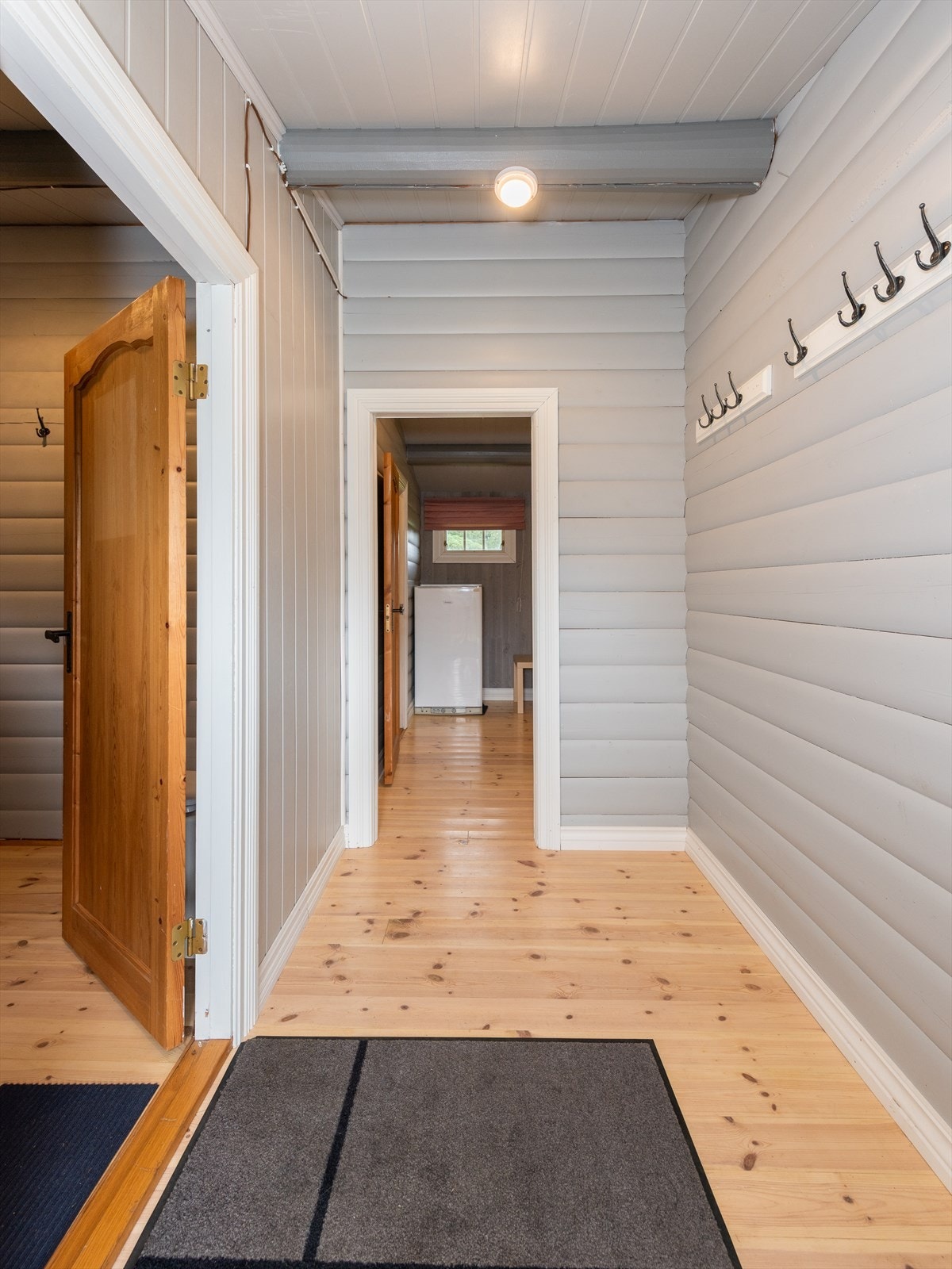 Inngangspartiet med dør til toalettrommet til venstre. Galleribilde