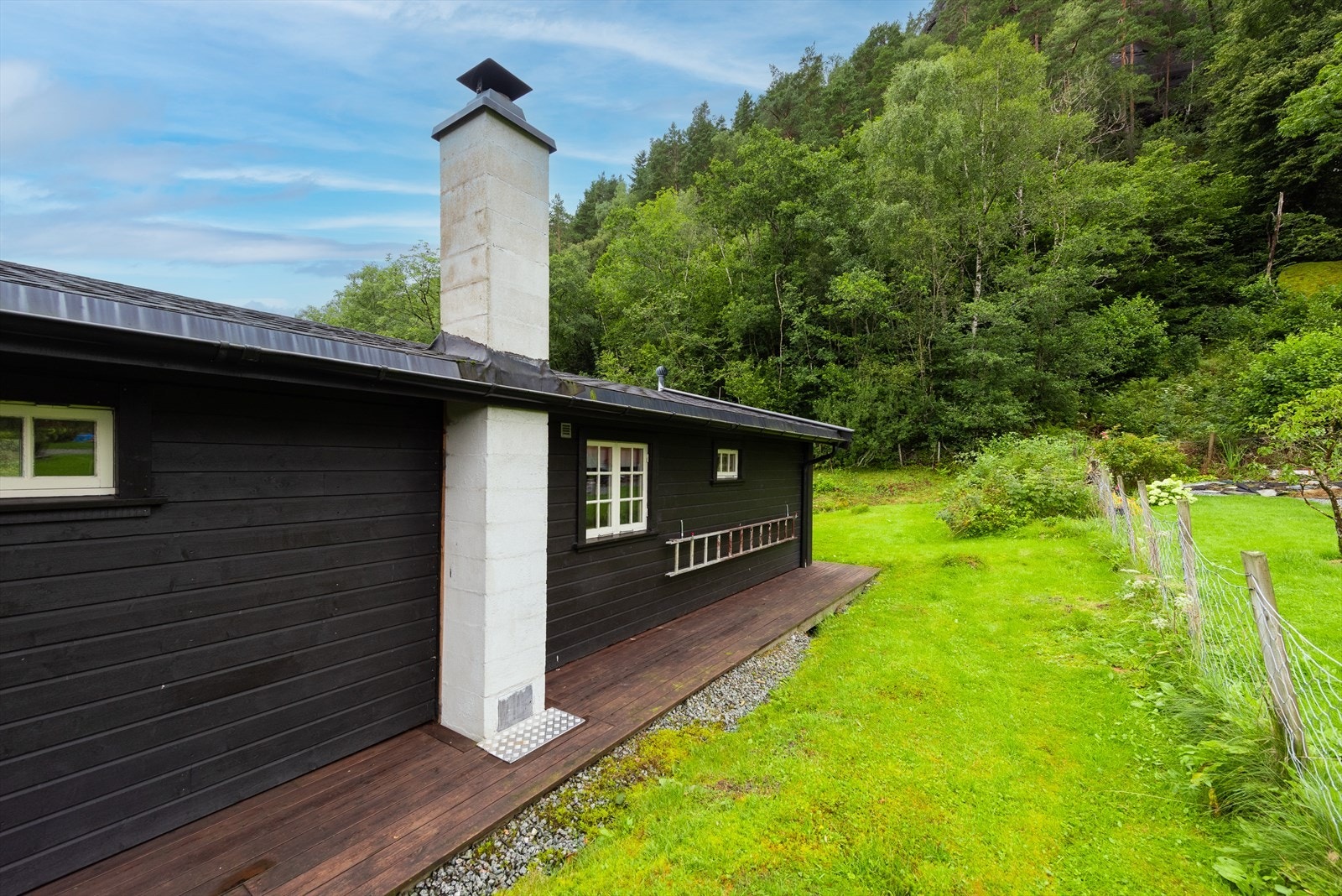 Terrasse rundt hele hytten. Galleribilde