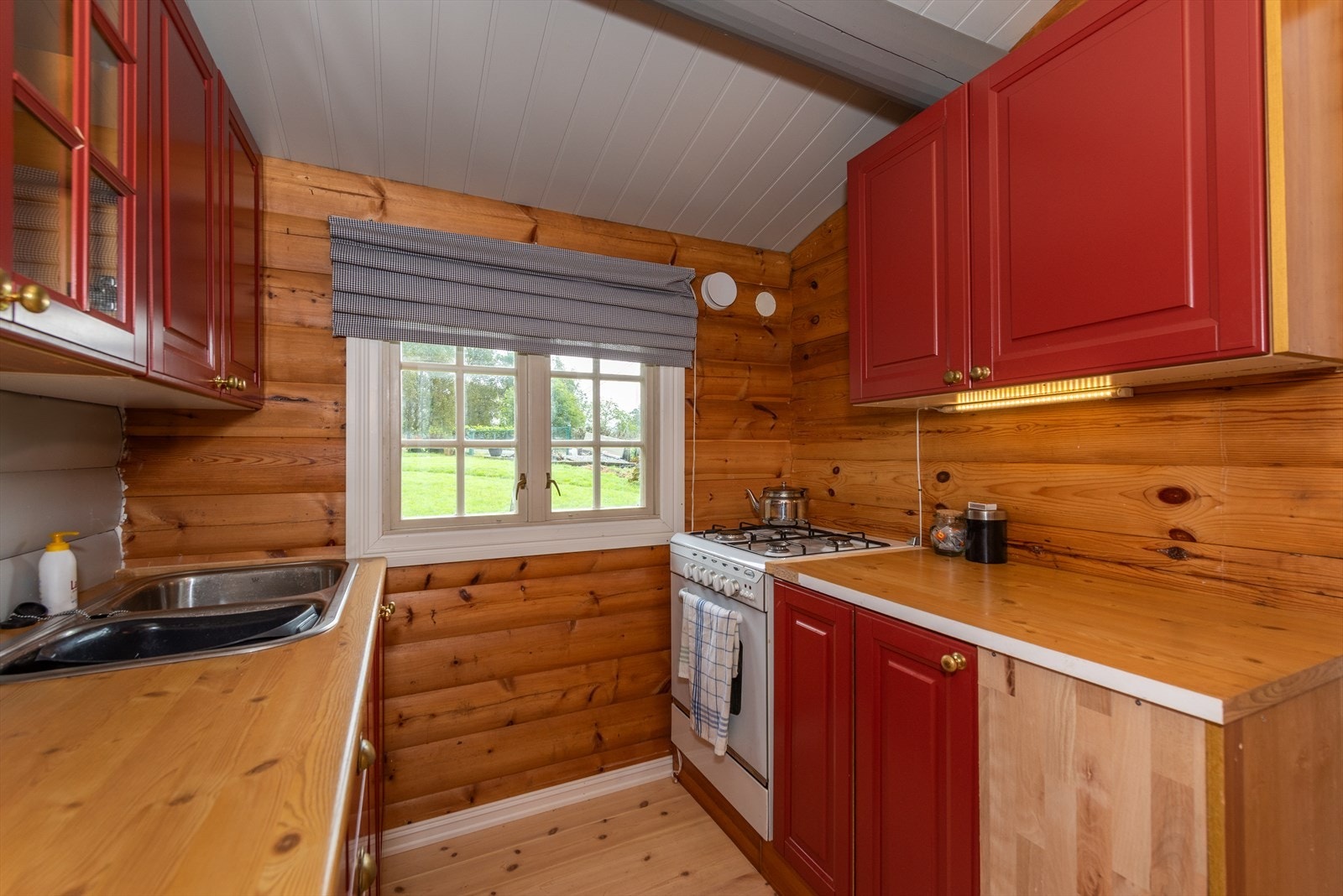 Hytten byr på et kjøkken med god benkplass, perfekt for matlaging og samvær. Galleribilde