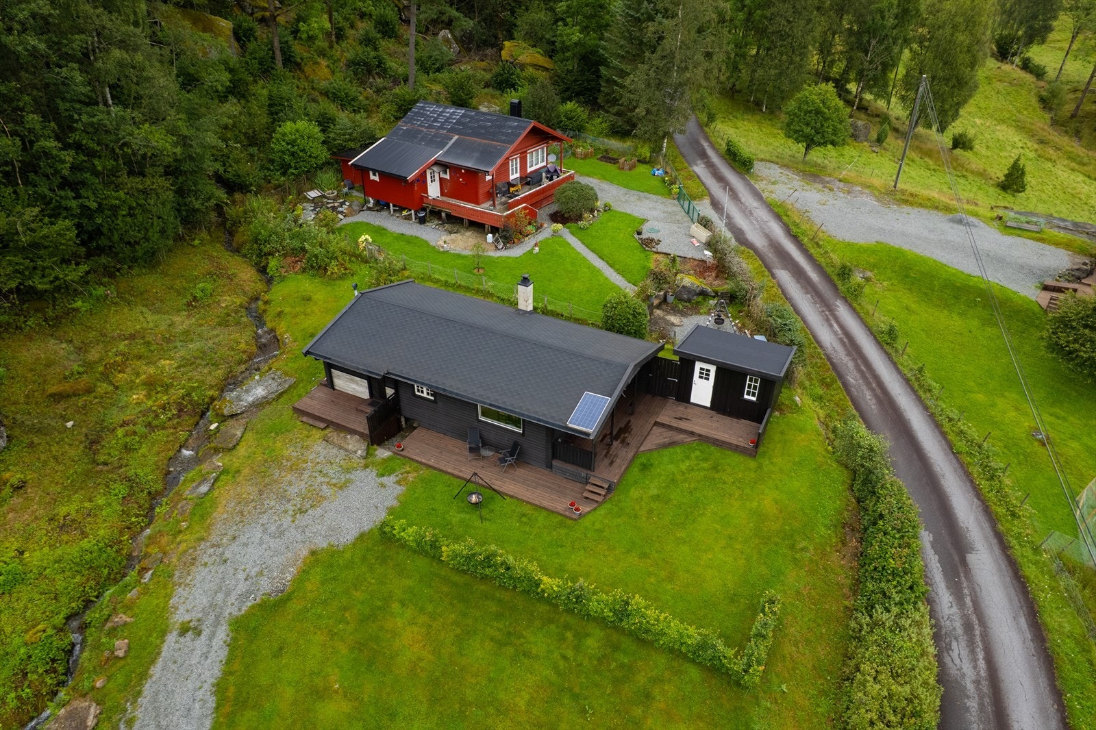 Solcellepanelet på taket er flytt og henger nå på Sør-Øst siden til boden. Galleribilde