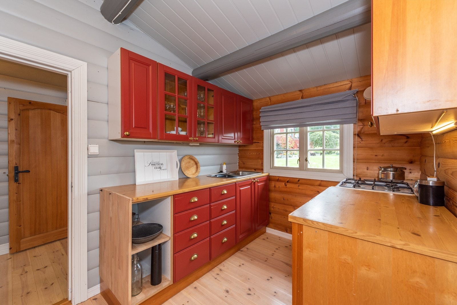 Her har du både komfyr og kjøkkenvask. Galleribilde