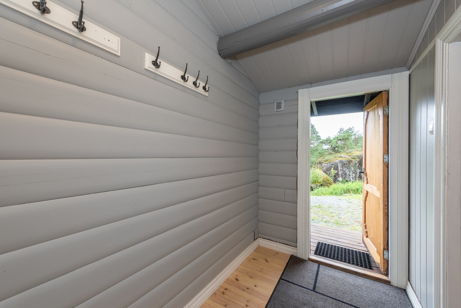 Velkommen inn, her kan du henge fra deg ytterjakkene. Galleribilde