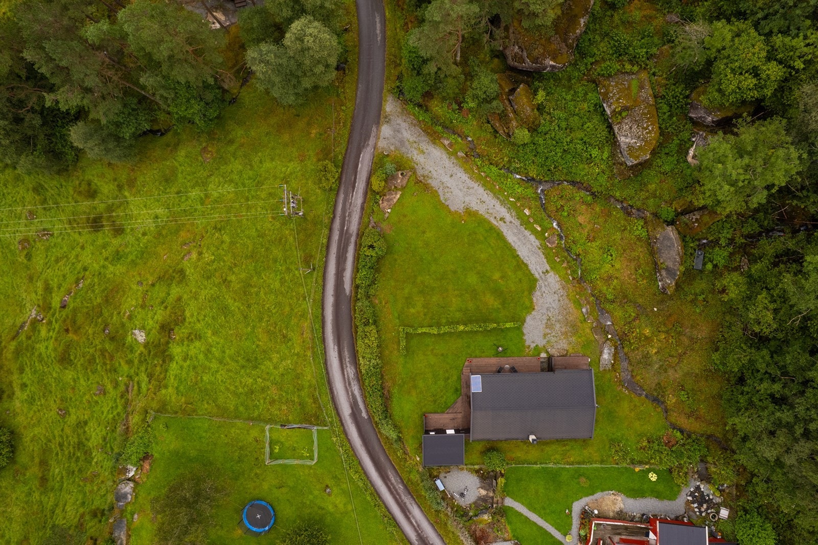 Flyfoto av hytten og hagen. Galleribilde