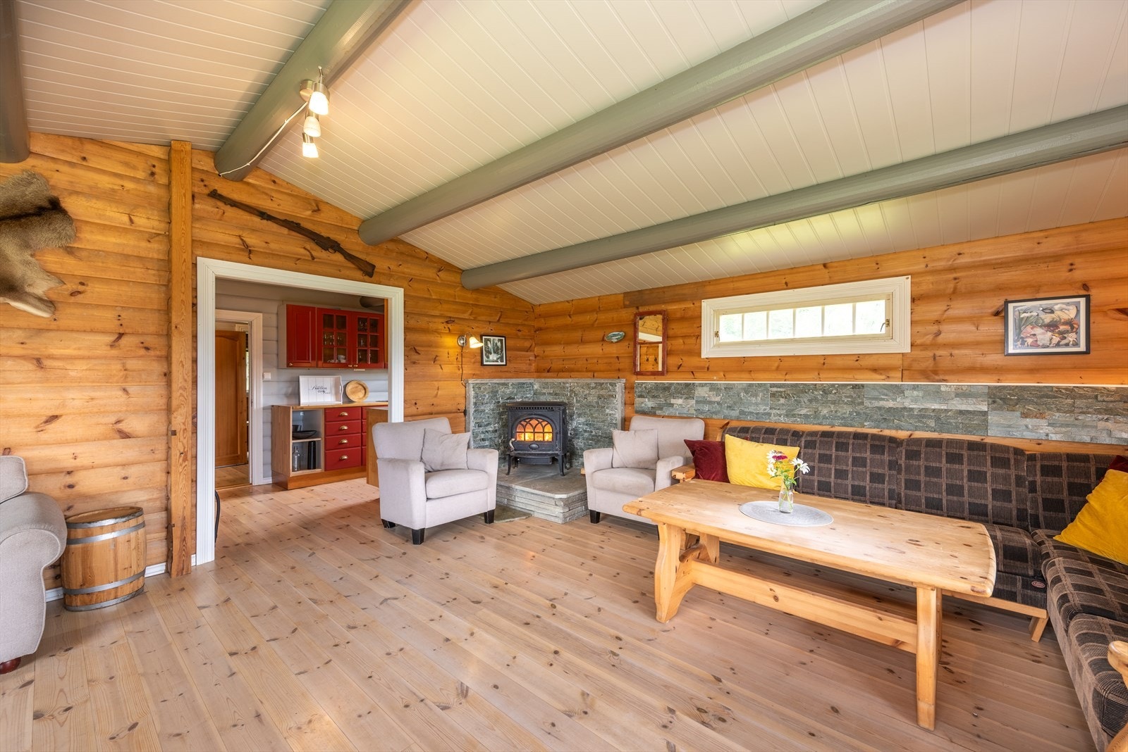 Stuen er selve hjertet i hytten. Her får du ei stor stue med en koselig peis som fører til god varme i hytten. Galleribilde