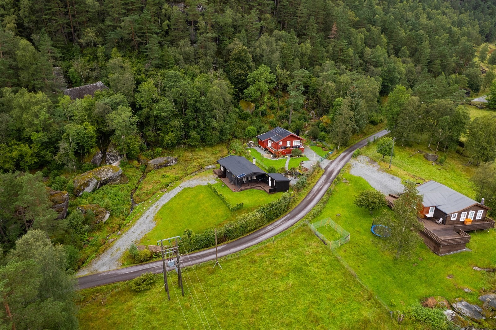 Hytten ligger rolig til blant 3 nabohytter. Galleribilde