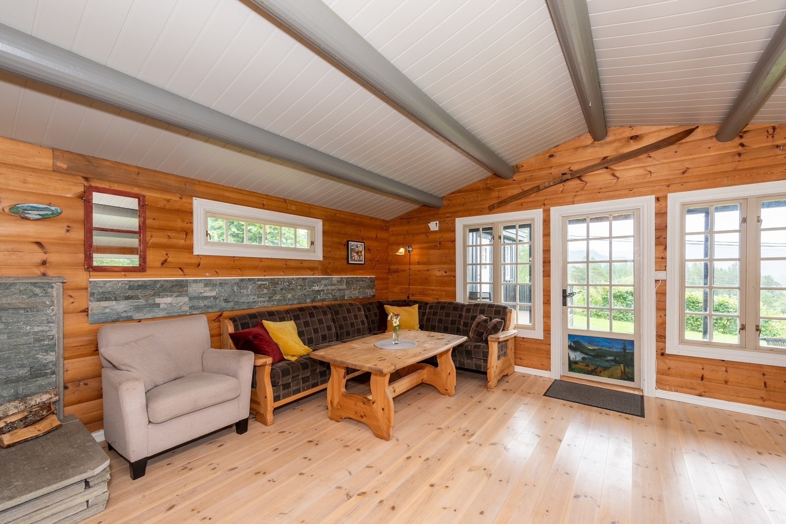 Romslig stue med plass til avslapping, spill og gode samtaler. Galleribilde