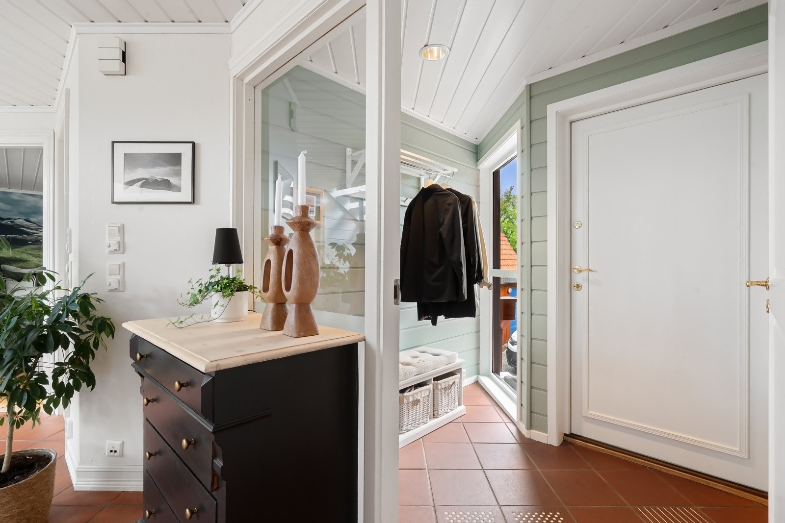 Vel inne ønskes man velkommen av et lyst og luftig inngangsparti. Galleribilde