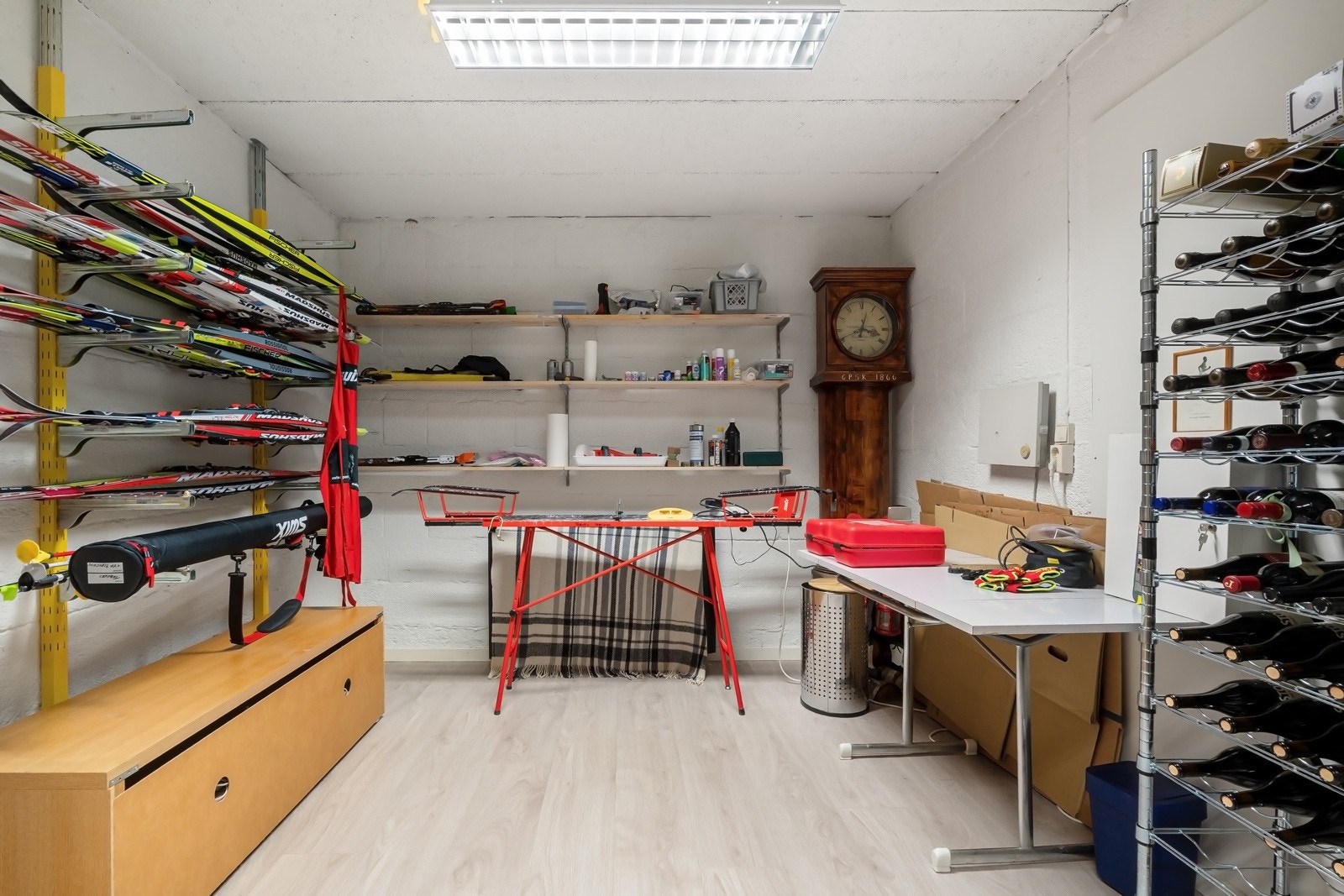 Hoveddelen har to romslige boder i tillegg til kjølerom. Det finnes også ekstra bodplass som benyttes av sokkelleiligheten. Galleribilde