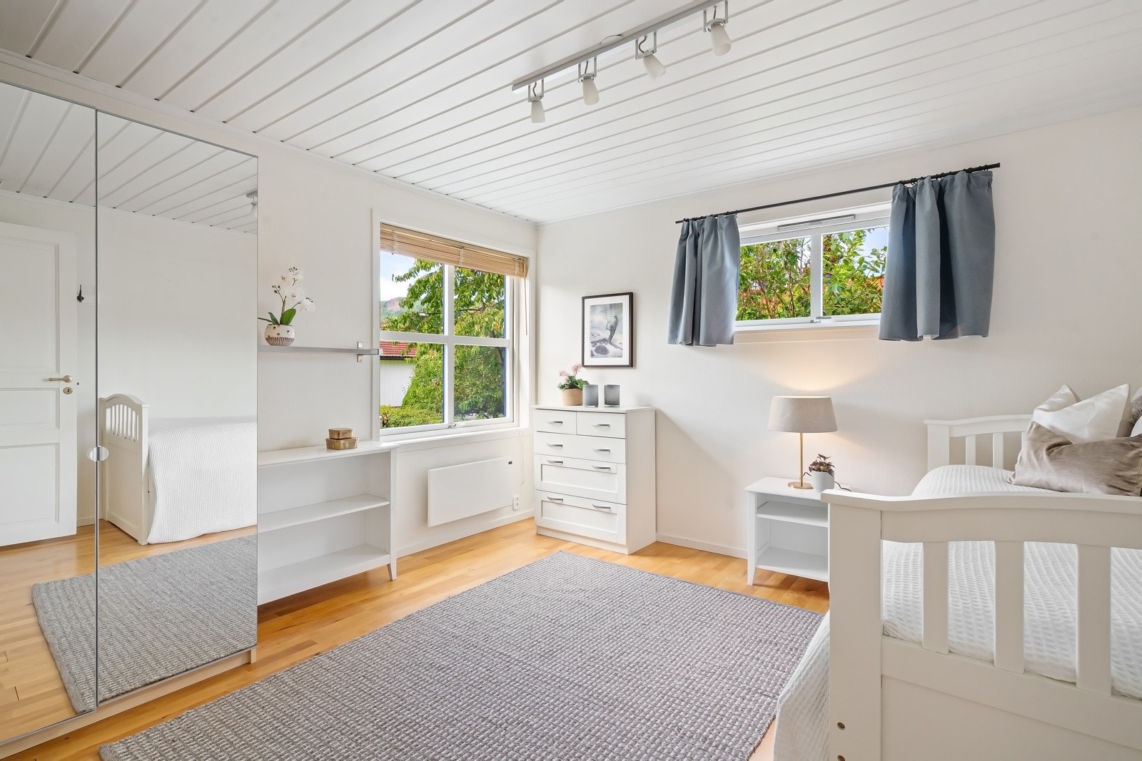 Det andre soverommet i hovedetasjen er lyst og luftig, og også av god størrelse. Galleribilde