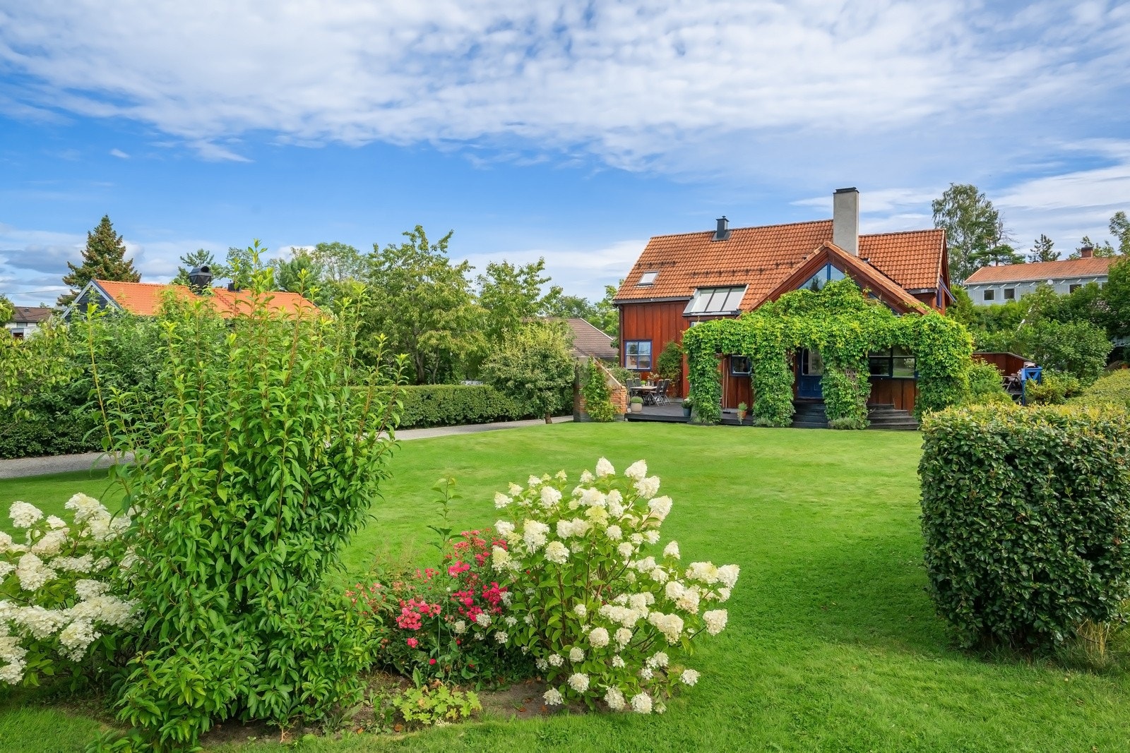 Tomten på 1030 m² er lettstelt, usjenert og det er rikelig med boltreplass i en stor, vestvendt og solrik hage. Galleribilde