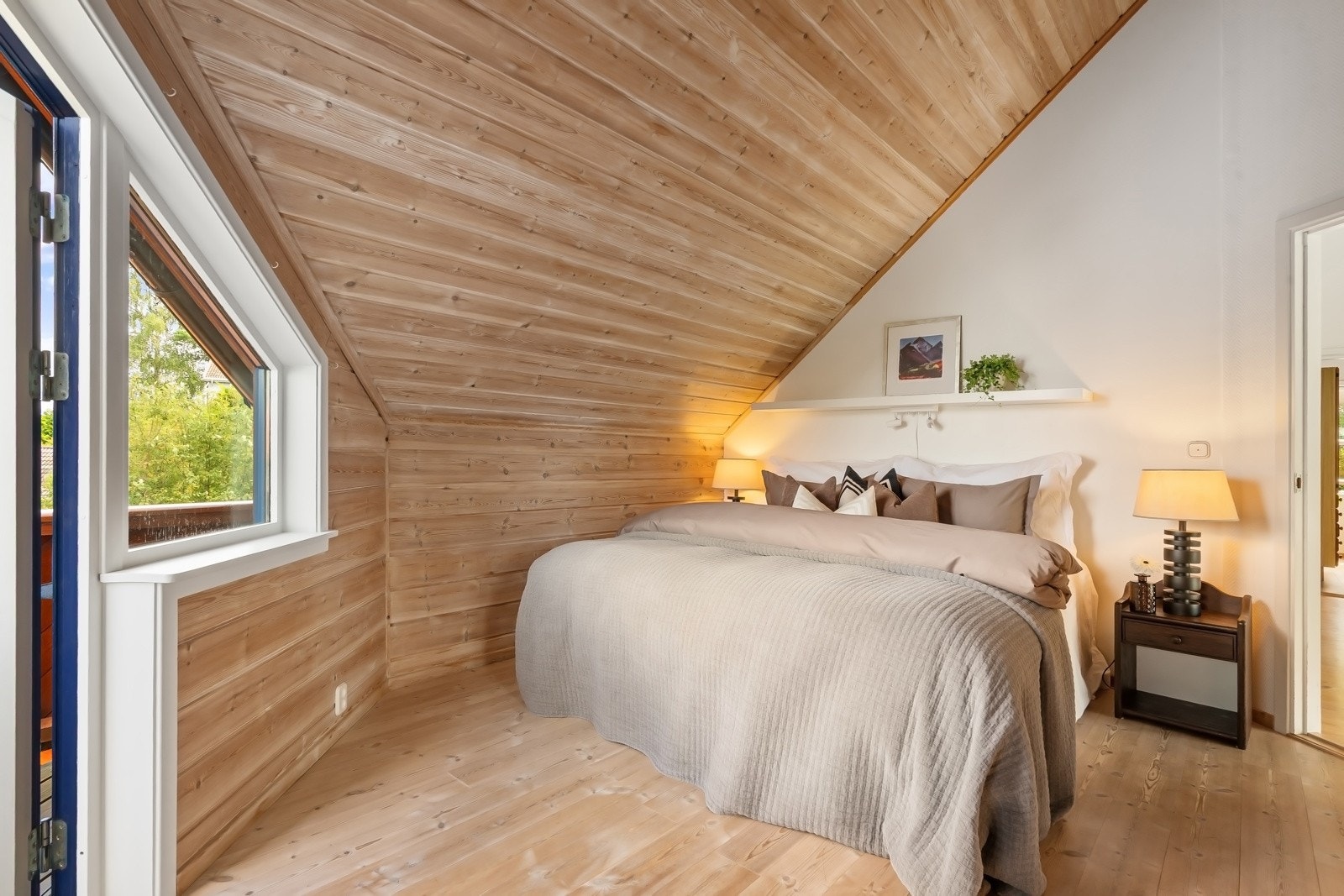 Hovedsoverommet i andre etasje har spennende skråhimling og god takhøyde. Galleribilde