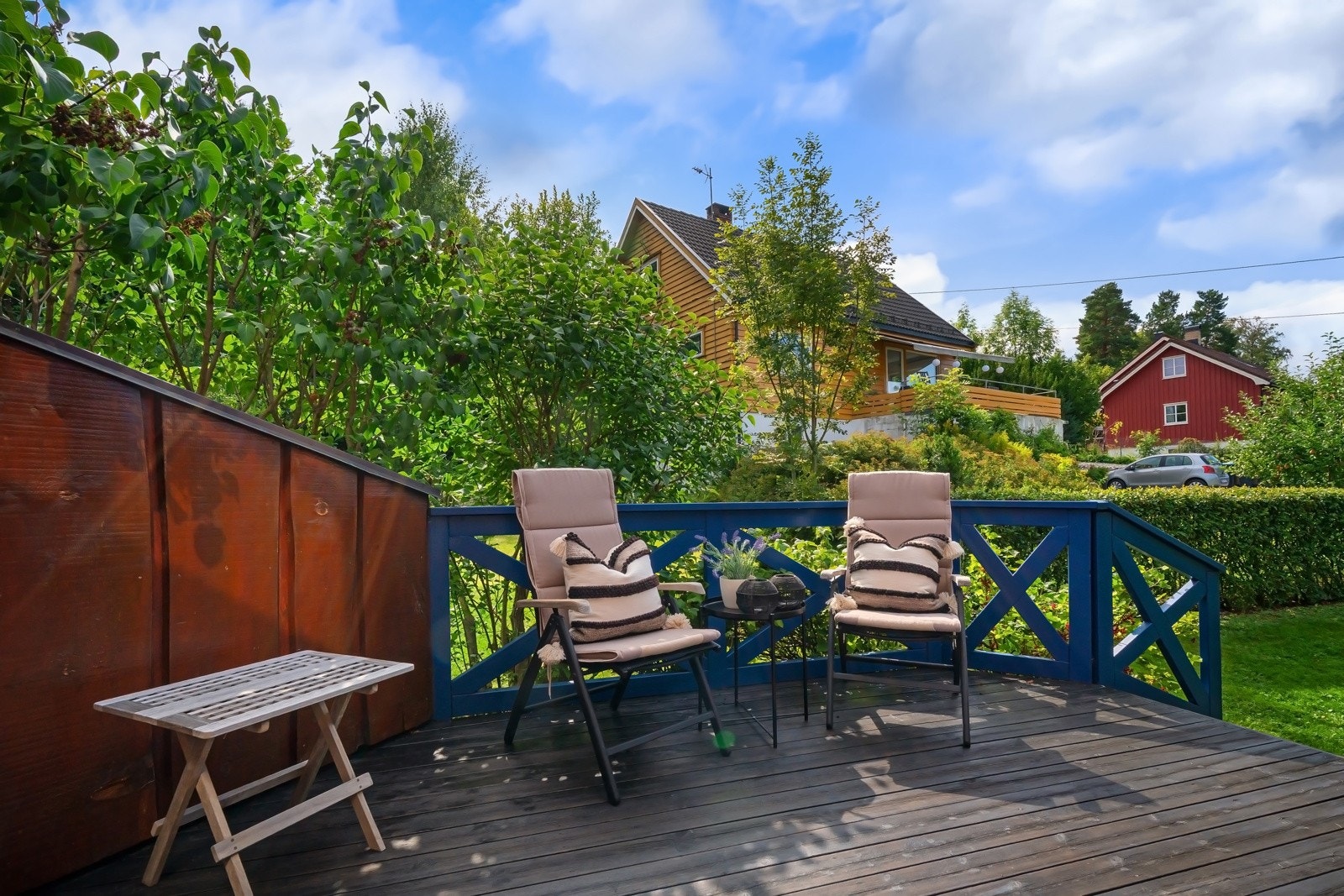 Herlig uteplass med 14 m² til rådighet - en perfekt plass for utendørsfrokost i helgene. Galleribilde
