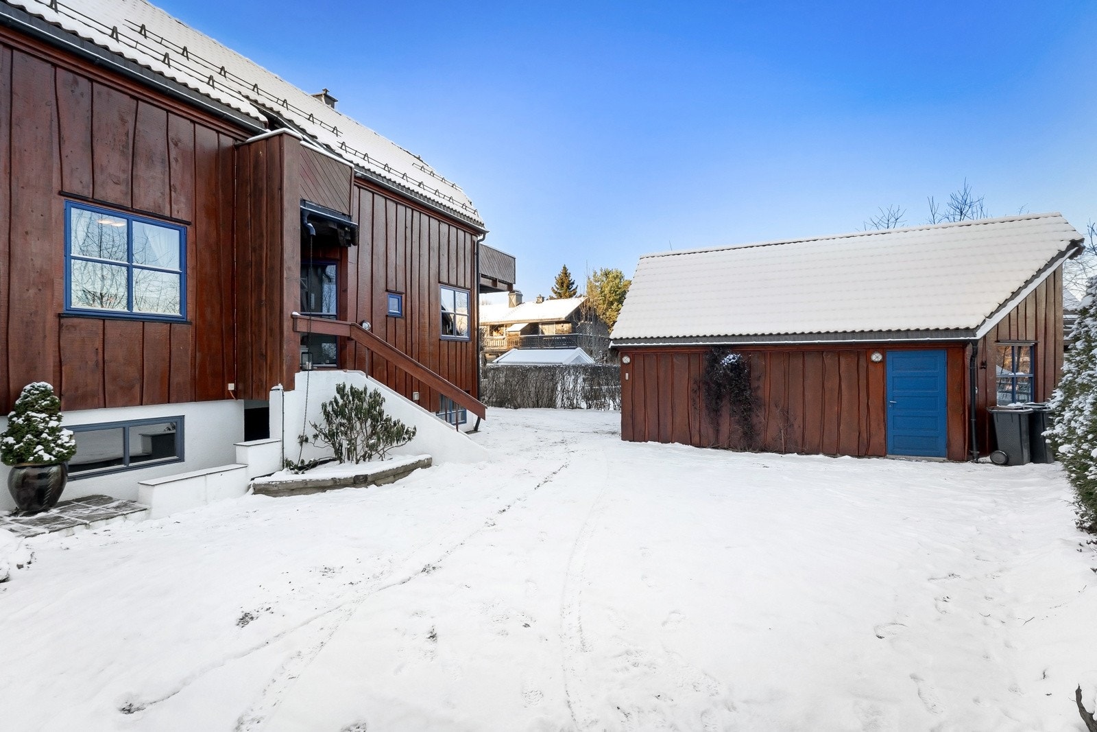 Dobbelgarasjen har motoriserte leddporter, og det ble montert to elbilladere i 2022. På loftet i garasjen er det godt med lagringsplass. Galleribilde