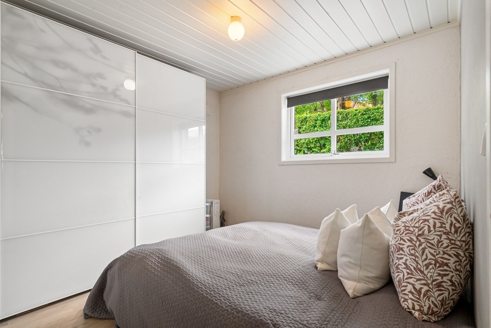 På soverommet er det skyvedørsgarderobe, og delen har ytterligere lagringsplass i innebod. Galleribilde