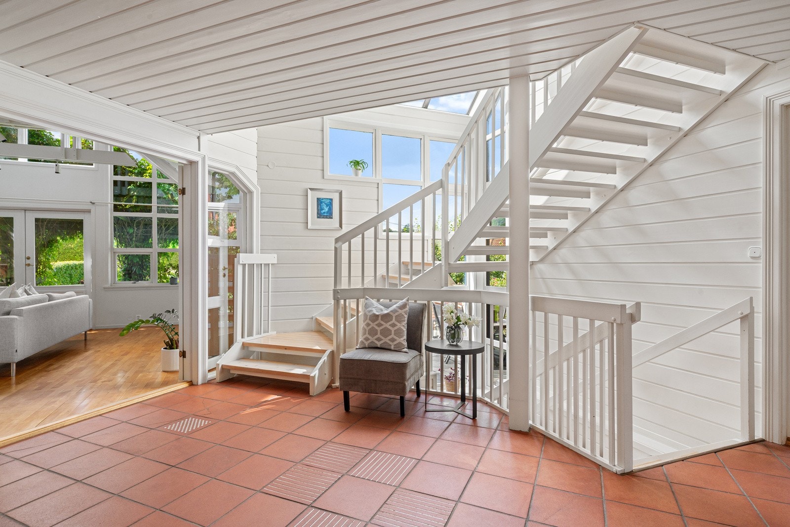 Boligen preges av store rom, åpne løsninger, rikelig av vindusflater og lysinnslipp. Galleribilde