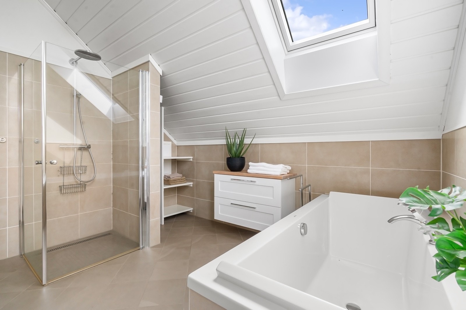 Her innbys det til velvære og egentid, med delikate fargevalg og luftig atmosfære. Innfliset badekar, i tillegg til romslig dusjplass med regnfallsdusj. Galleribilde