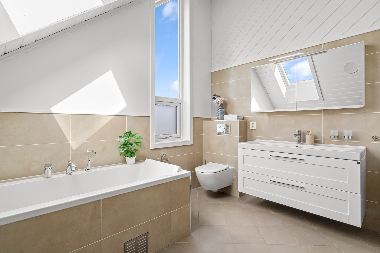 Det største badet ligger ved soverommene i andre etasje, og ble renovert av fagfolk i 2016. Galleribilde