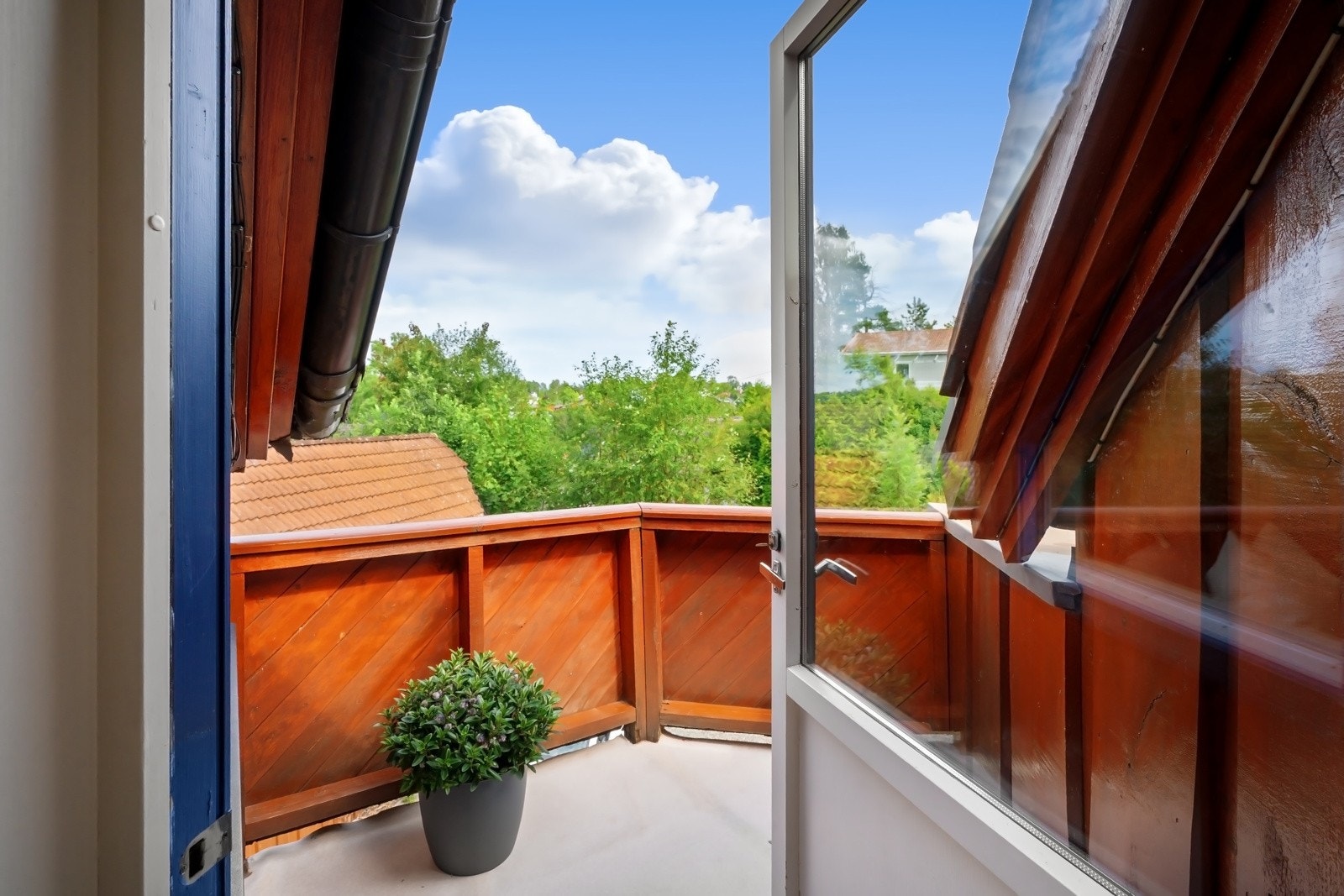 To luftige uteplasser i 2. etasje, en balkong med adkomst fra dette rommet, og ytterligere en fra stuen. Galleribilde