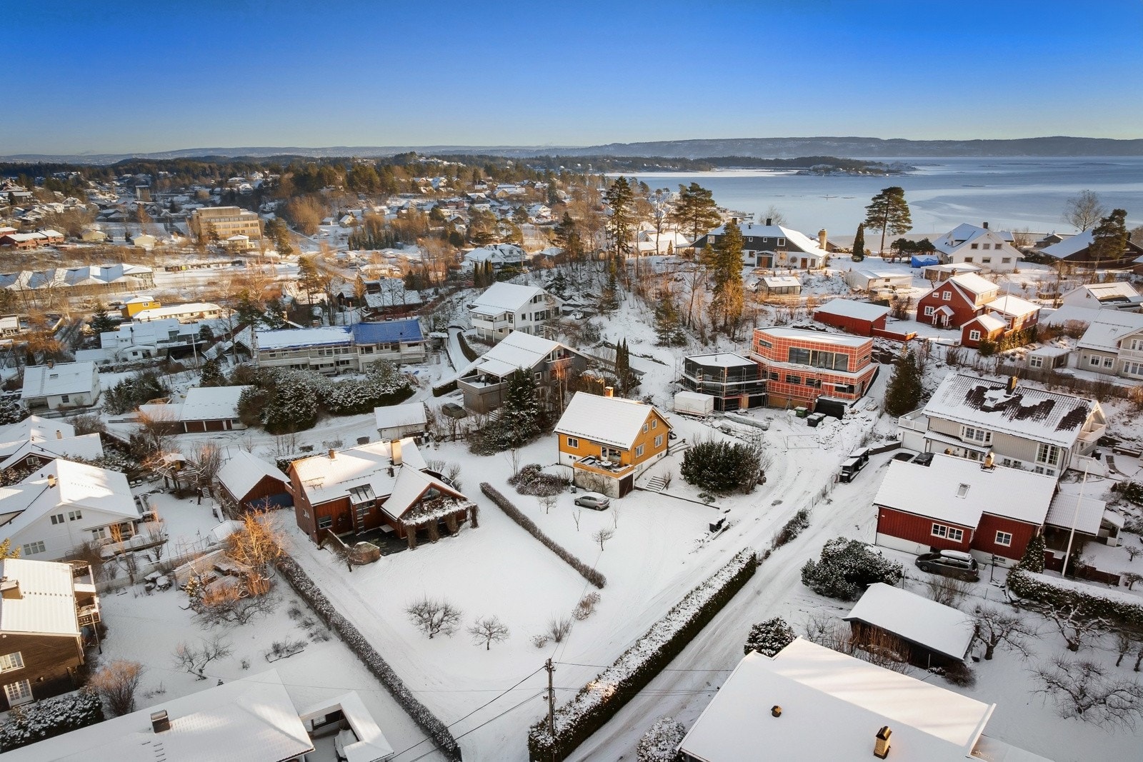 Veletablert og attraktivt nabolag, sjønært og med kort vei til skoler og barnehager. Fra nabolaget går det blant annet ekspressbuss til Oslo sentrum, med avgang fire ganger per time. Galleribilde