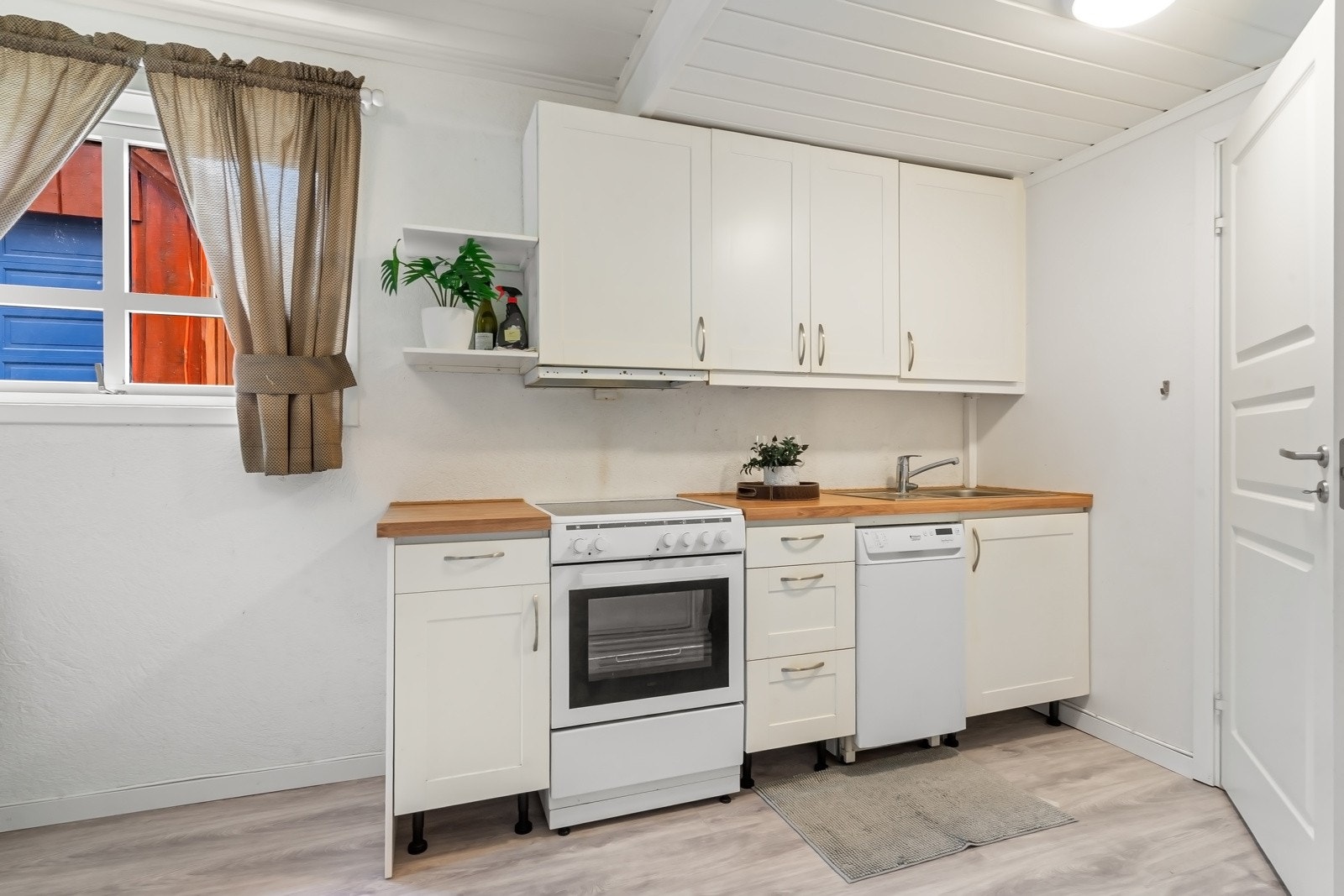 Delen inneholder inngangsparti, baderom, soverom og stue med enkel kjøkkenløsning, og ble pusset opp i 2016. Galleribilde