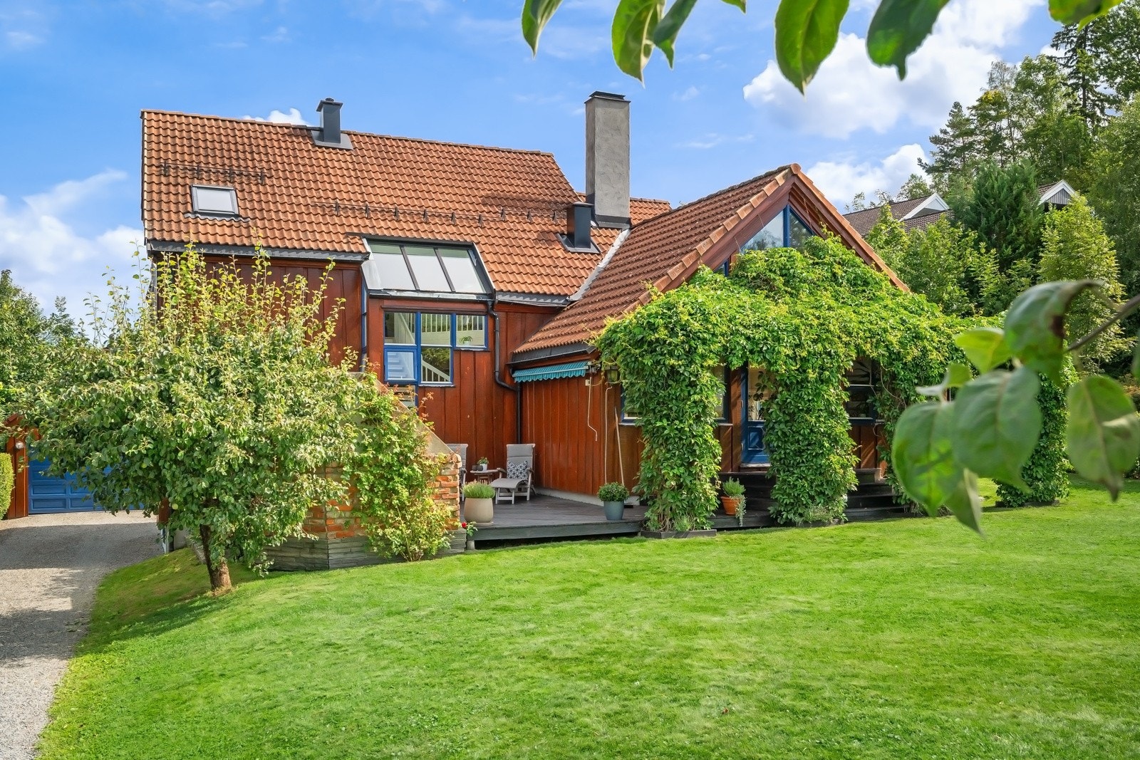 I senere tid er det klargjort for installering av robotgressklipper i hagen, og det er lagt opp både elektrisk og avgrensningskabel. Galleribilde