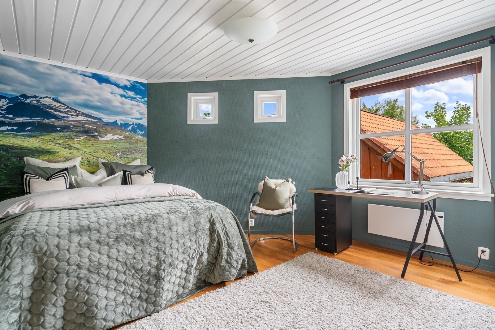 Det er hele fem gode soverom i boligens hoveddel - to i første etasje og tre i andre etasje. Galleribilde