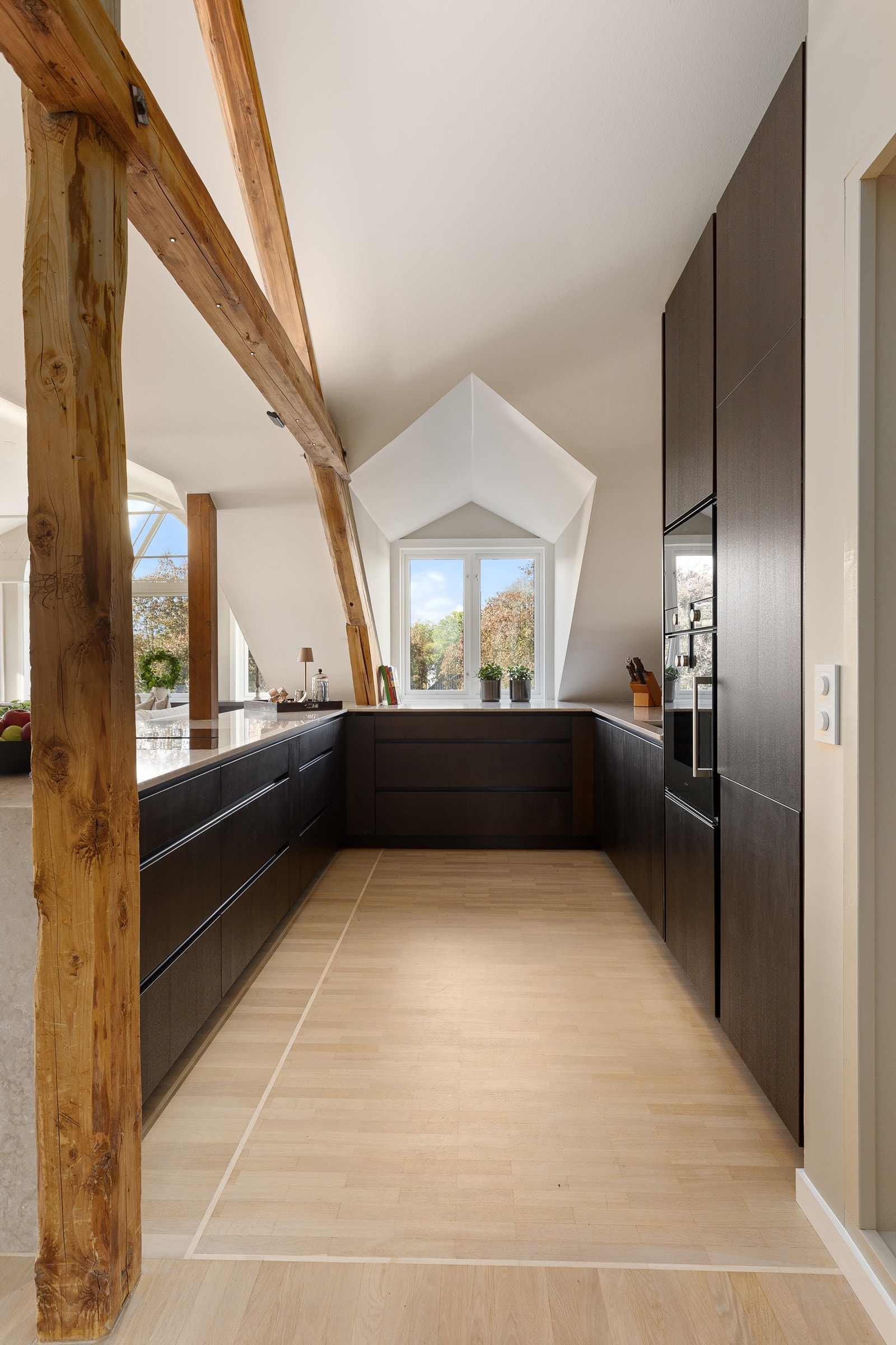 Lekkert kjøkken med med eksklusive hvitevarer fra Gaggenau. Innredningen har glatte fronter og benkeplate i hvit marmor. Galleribilde