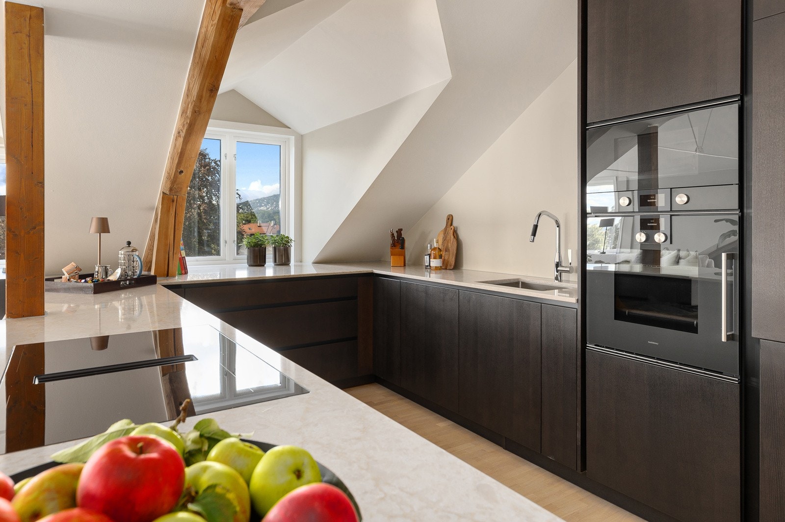 Utstyrt med induksjonstopp med integrert vifte, oppvaskmaskin, kjøl/frys, stekeovn og mikrobølgeovn. Galleribilde