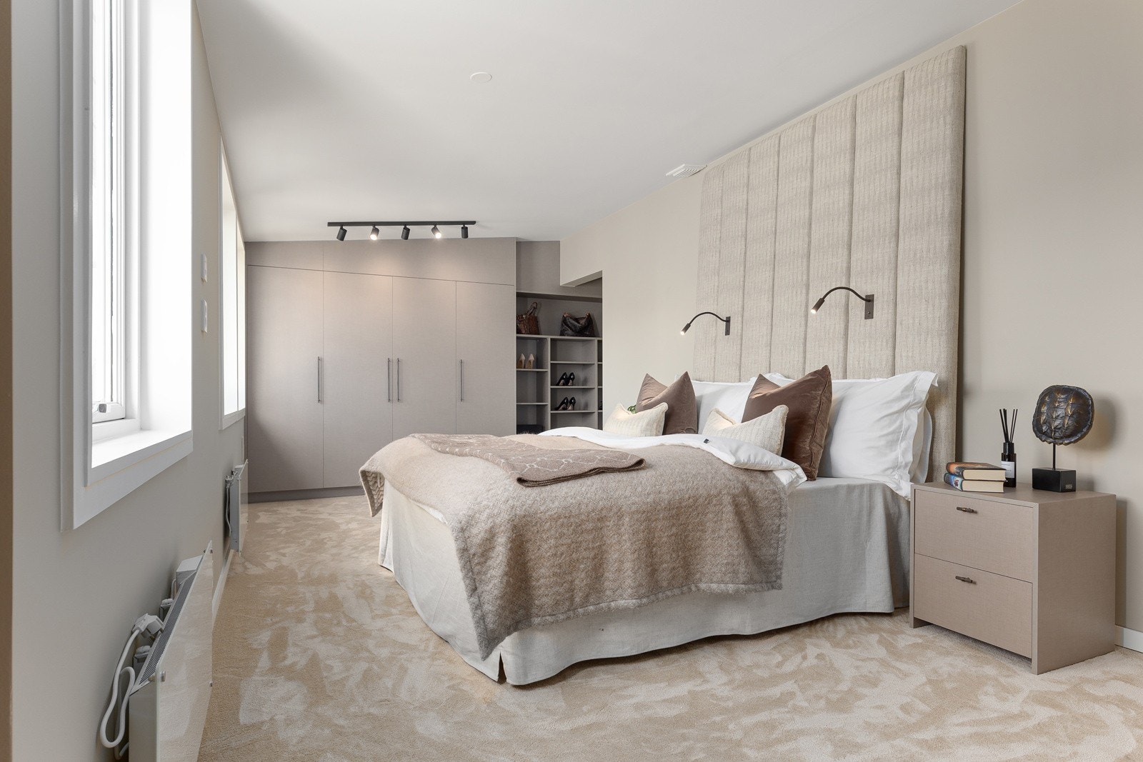 En-suite soverom. Rikelig med garderobeplass, og vegg til vegg teppet gir deg hotellfølelsen Galleribilde