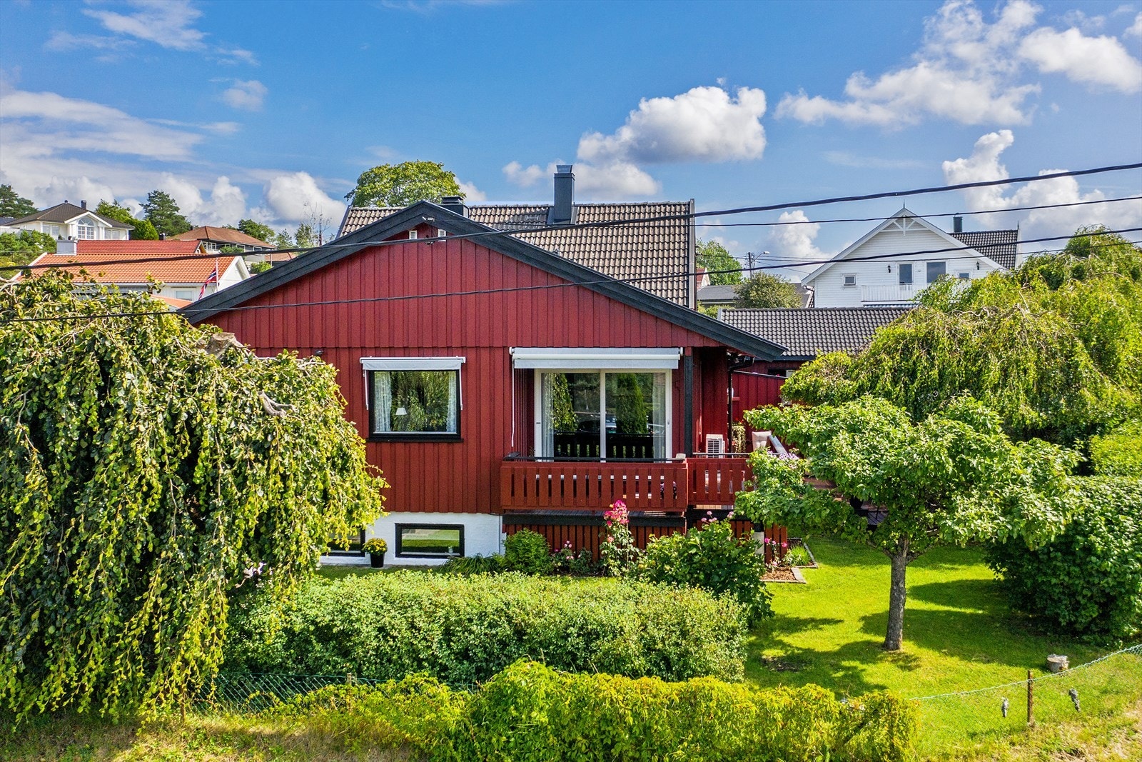 Boligen ligger i et barnevennlig område med lite gjennomgangstrafikk. Galleribilde