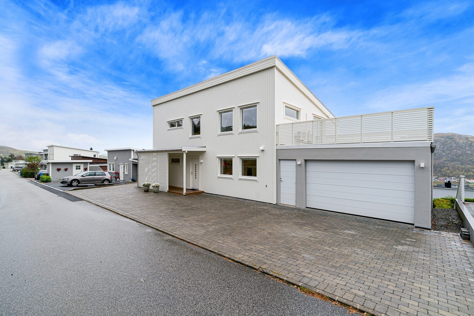 Tilhørende garasje samt godt med parkeringsmuligheter i gårdstun. Galleribilde