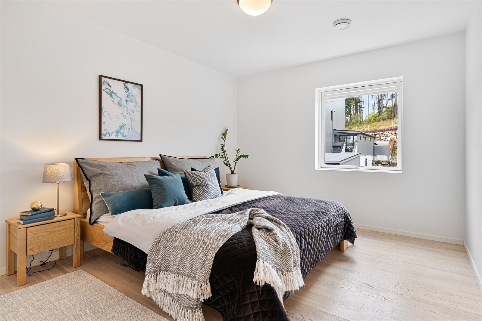 Hovedsoverom kan friste med eget baderom og walk-in closet. Galleribilde