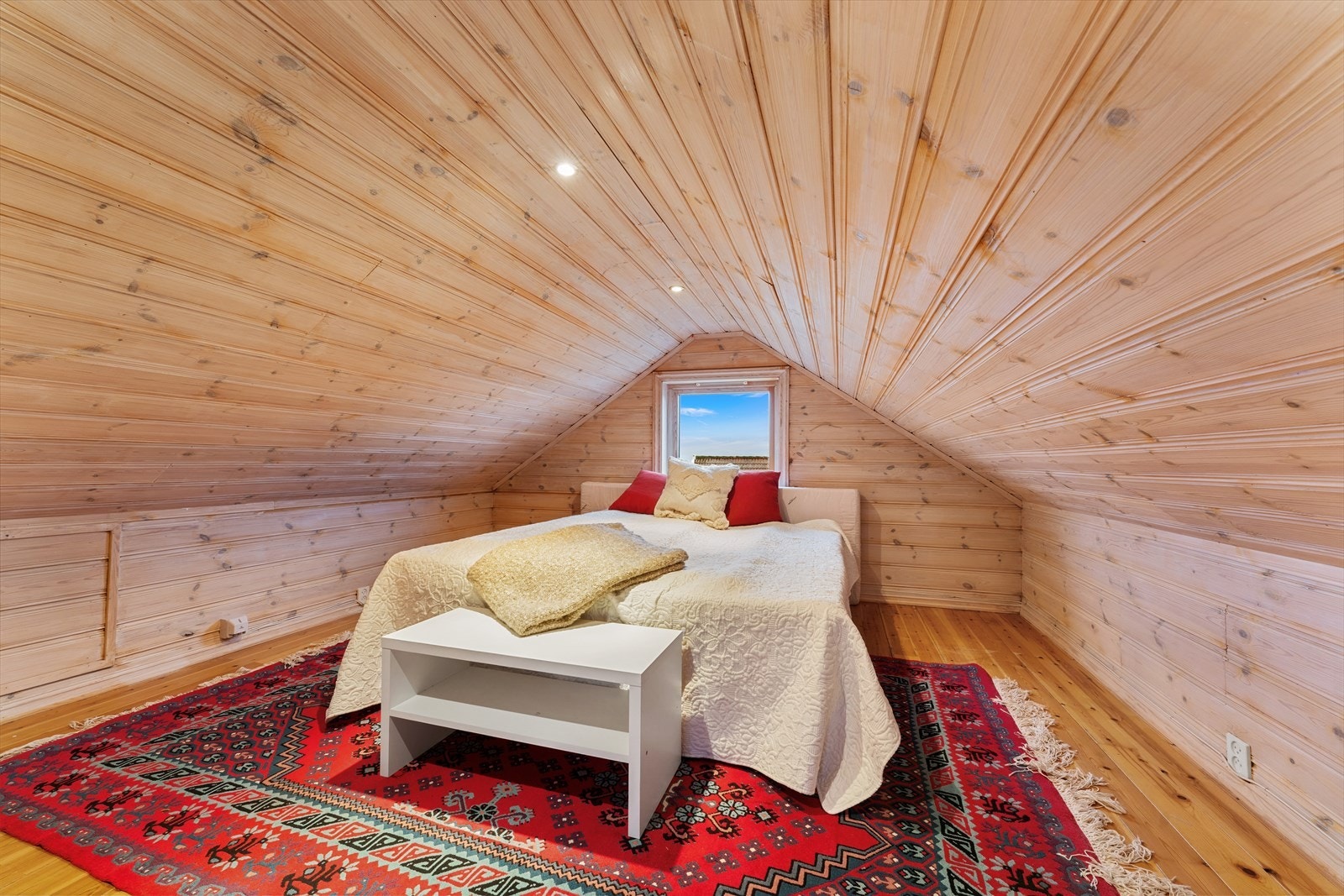 - Loftet er innredet, men er ikke godkjent for varig opphold iht. byggetegninger - Galleribilde