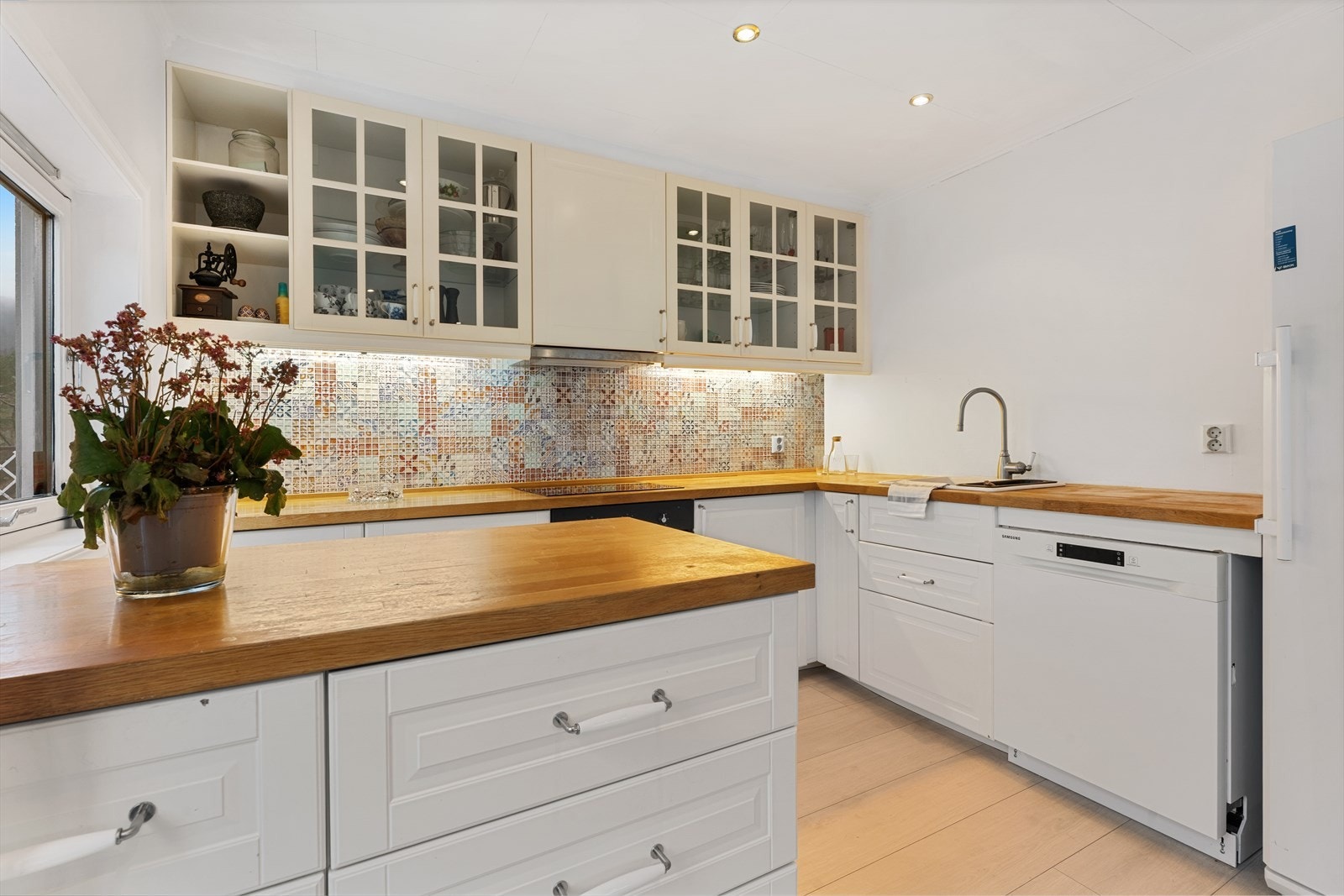 - Rikelig med benkeplass gjør matlagingen til en drøm hvor hele familien kan samles - Galleribilde