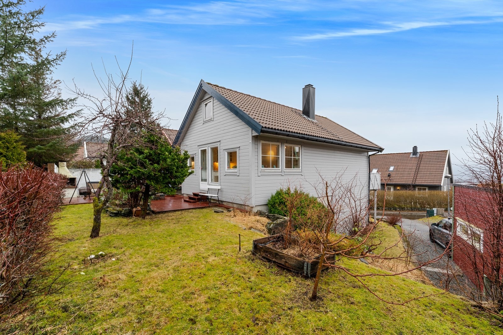 - Eiendommen er pent opparbeidet med bed, plen og oppkjørsel belagt med belegningsstein - Galleribilde